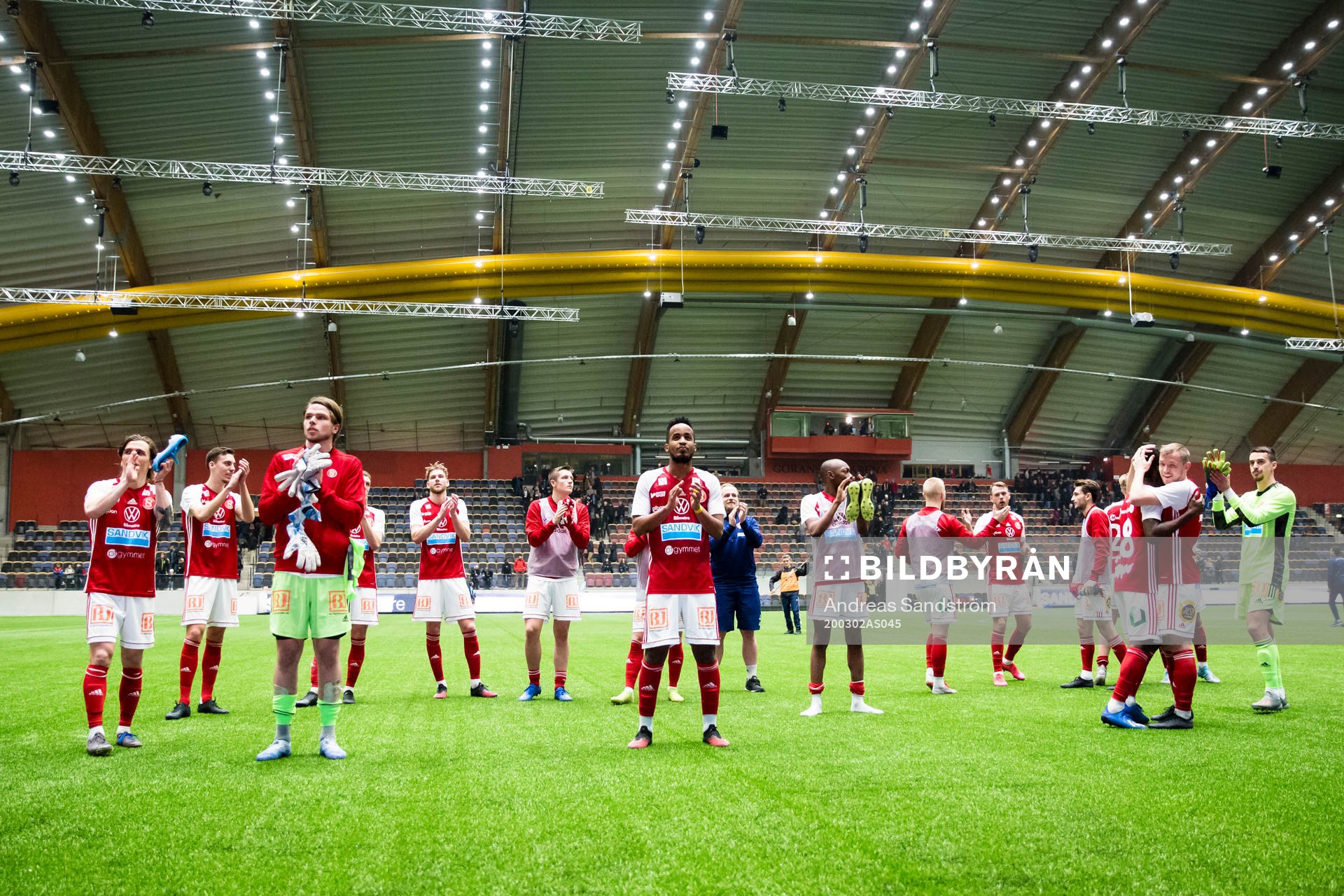 Sandvikens spelare tackar publiken