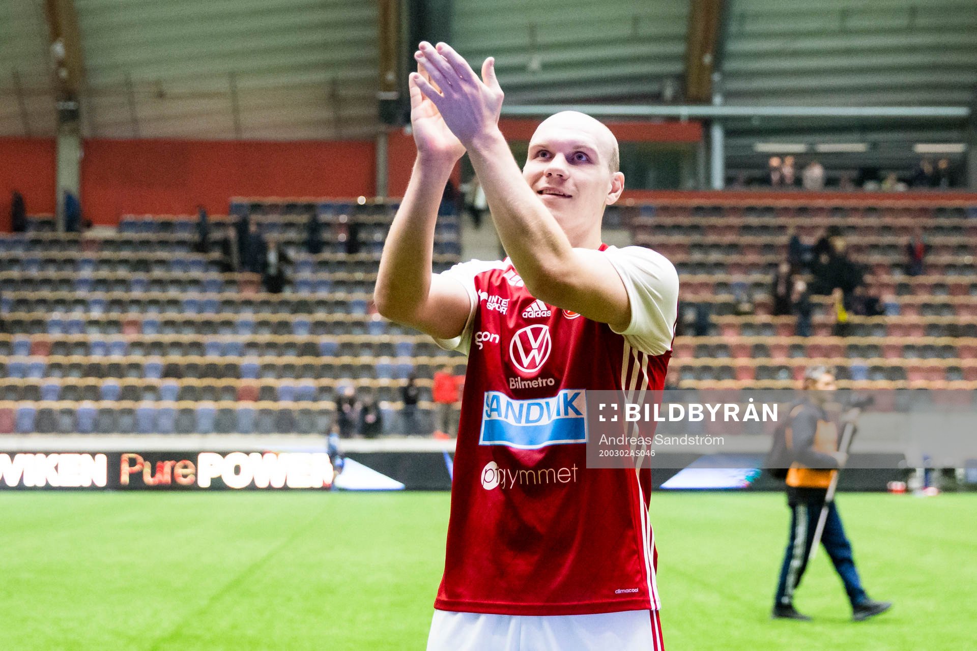 Sandvikens 1-2 målskytt Vyacheslav Koidan tackar publiken
