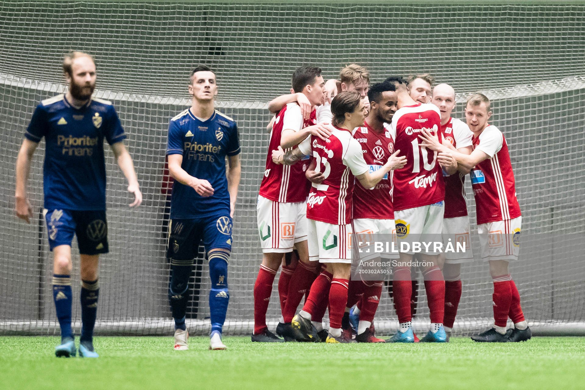 Sandvikens Leo Englund gör 1-2 och jublar med lagkamrater