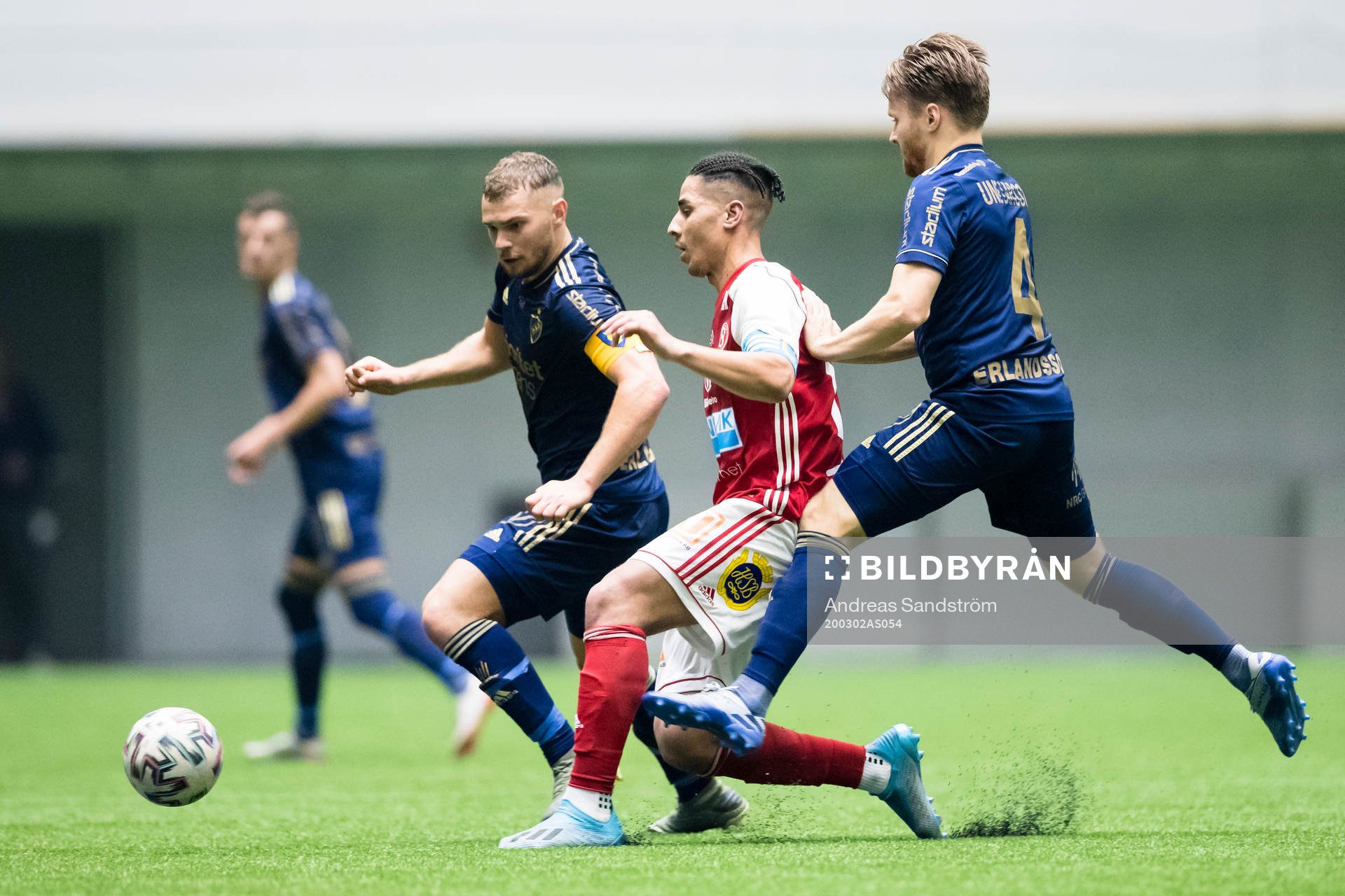 Sandvikens Emil Bellander i kamp om bollen med Djurgårdens