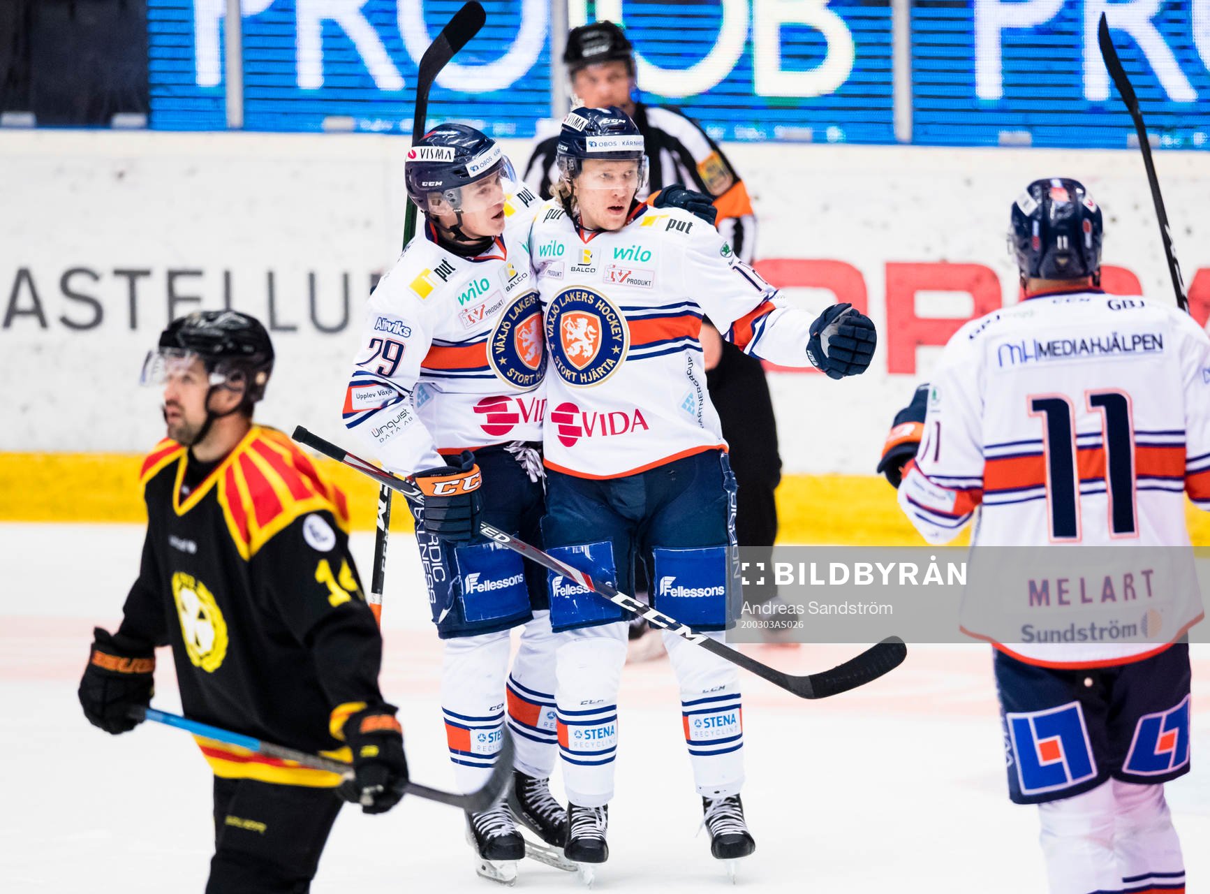 Växjös Marcus Sylvegård (m) gör 0-1 och gratuleras av