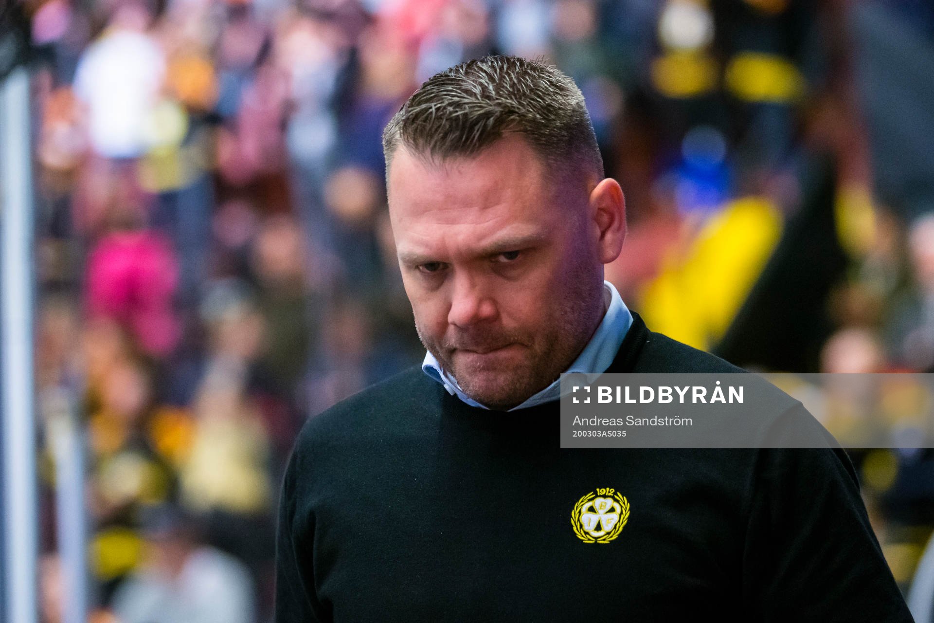 Brynäs assisterande tränare Mikael Holmqvist ser