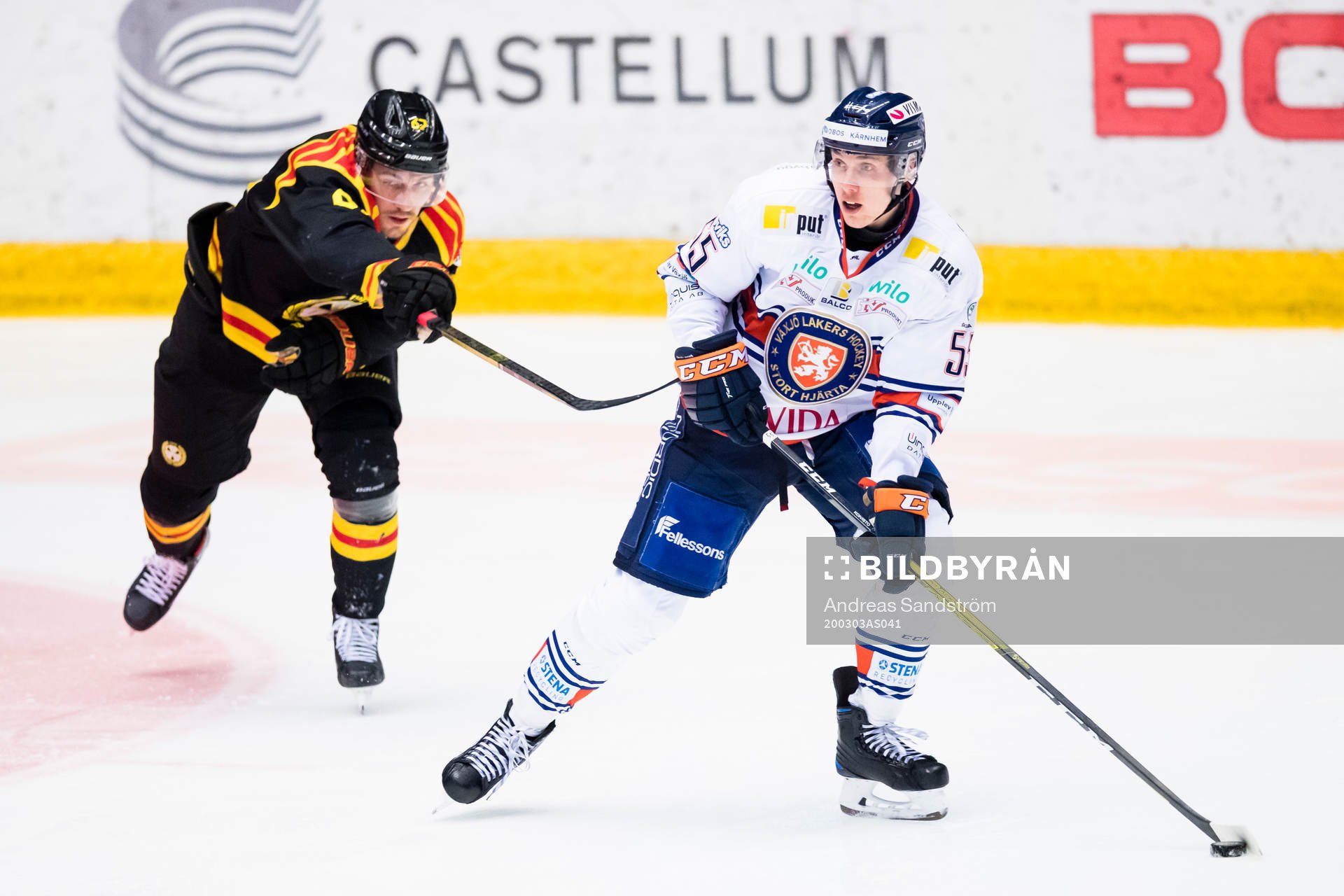 Växjös Miika Koivisto i kamp om pucken med Brynäs John