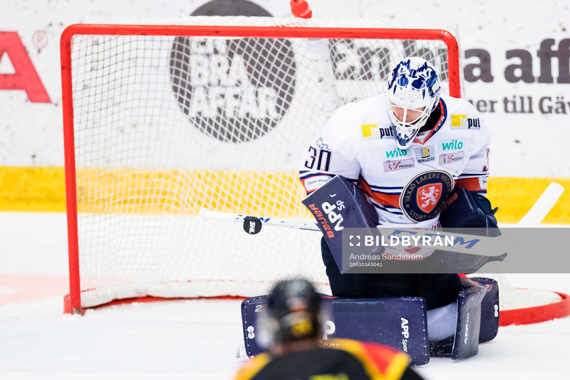Växjös målvakt Viktor Fasth med en räddning
