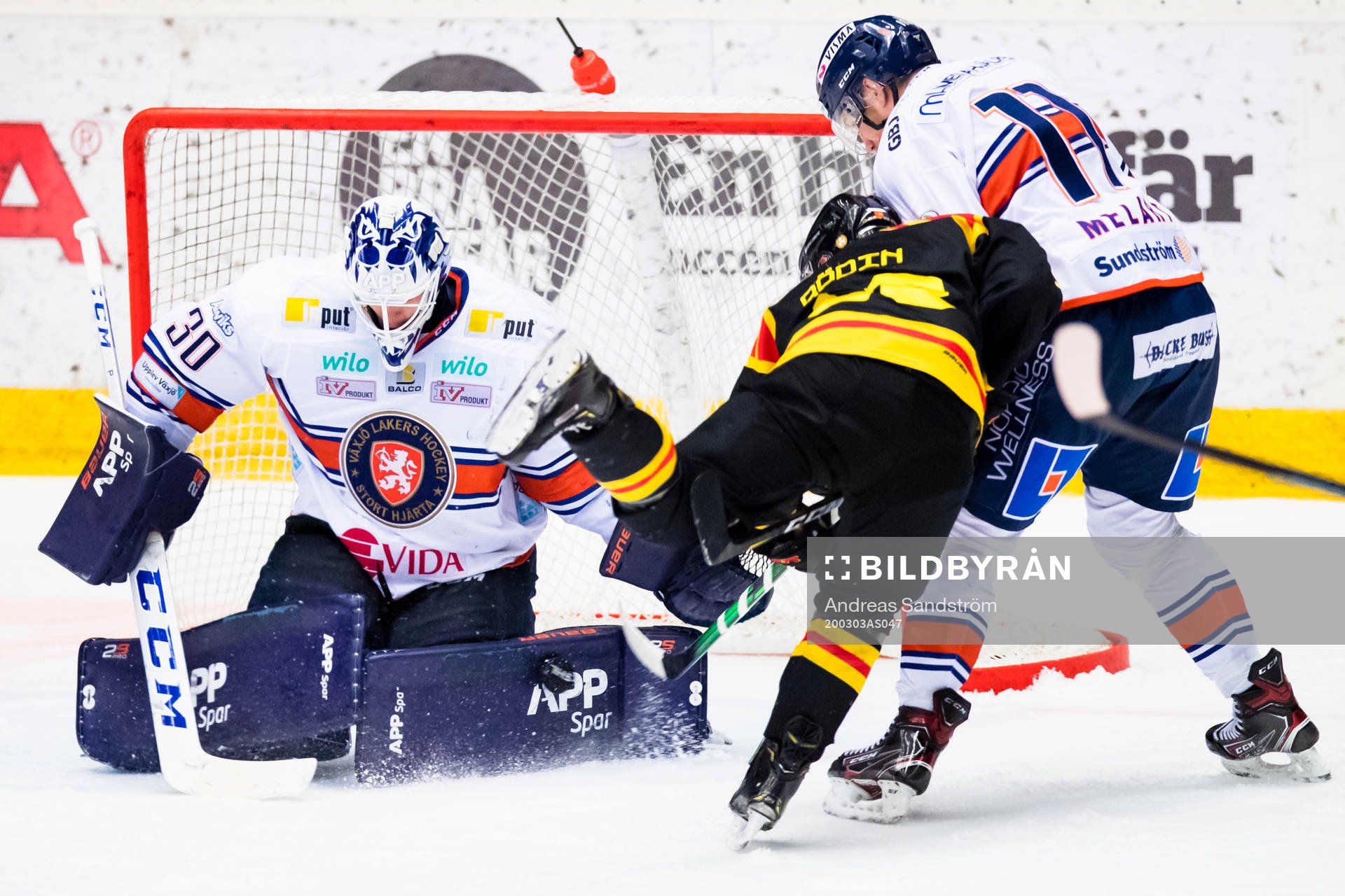 Växjös målvakt Viktor Fasth med en räddning i