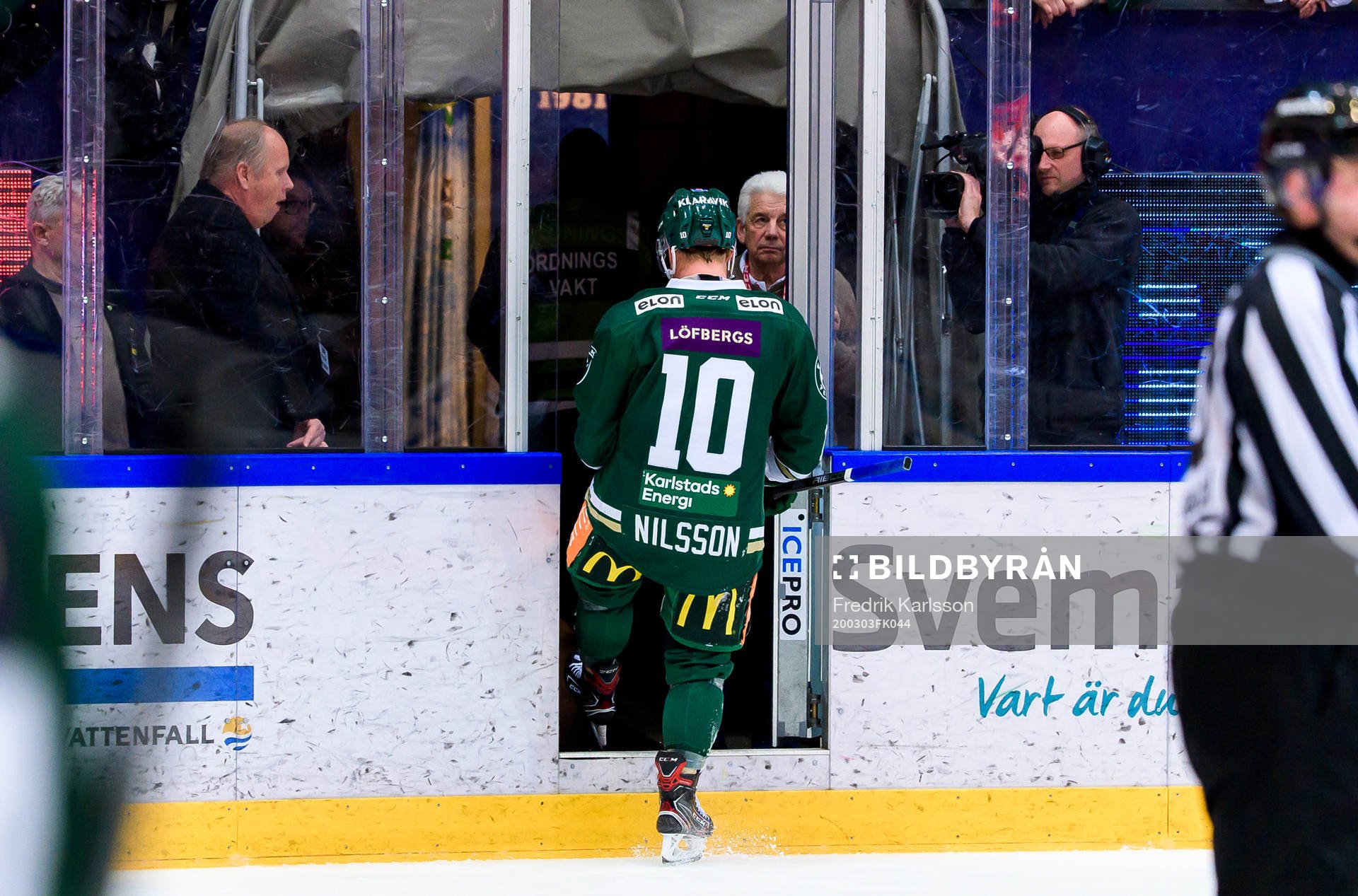 Färjestads Marcus Nilsson åker av isen