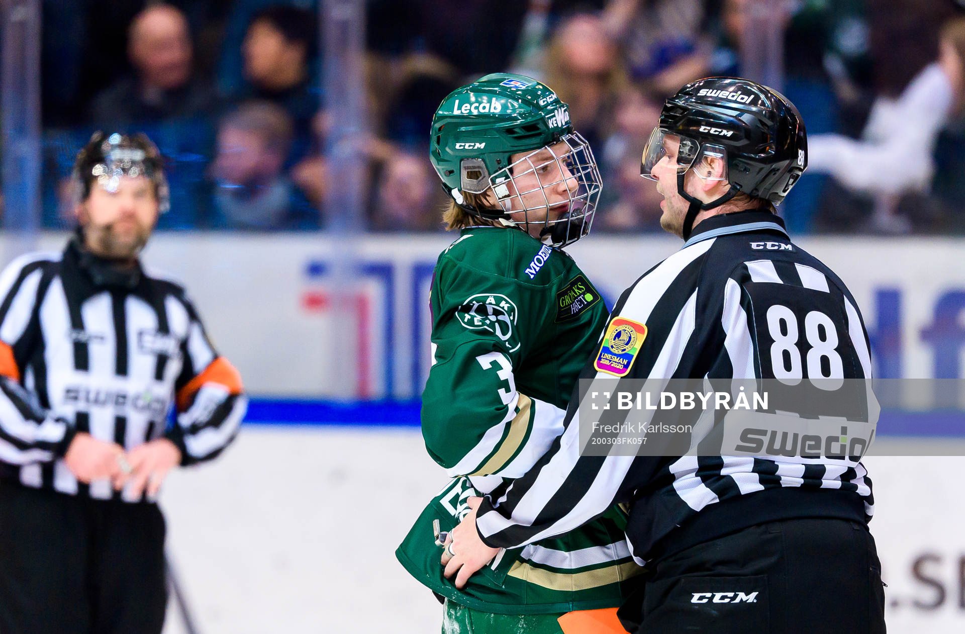 Färjestads Noah Andersson i samtal med Linjedomare Daniel