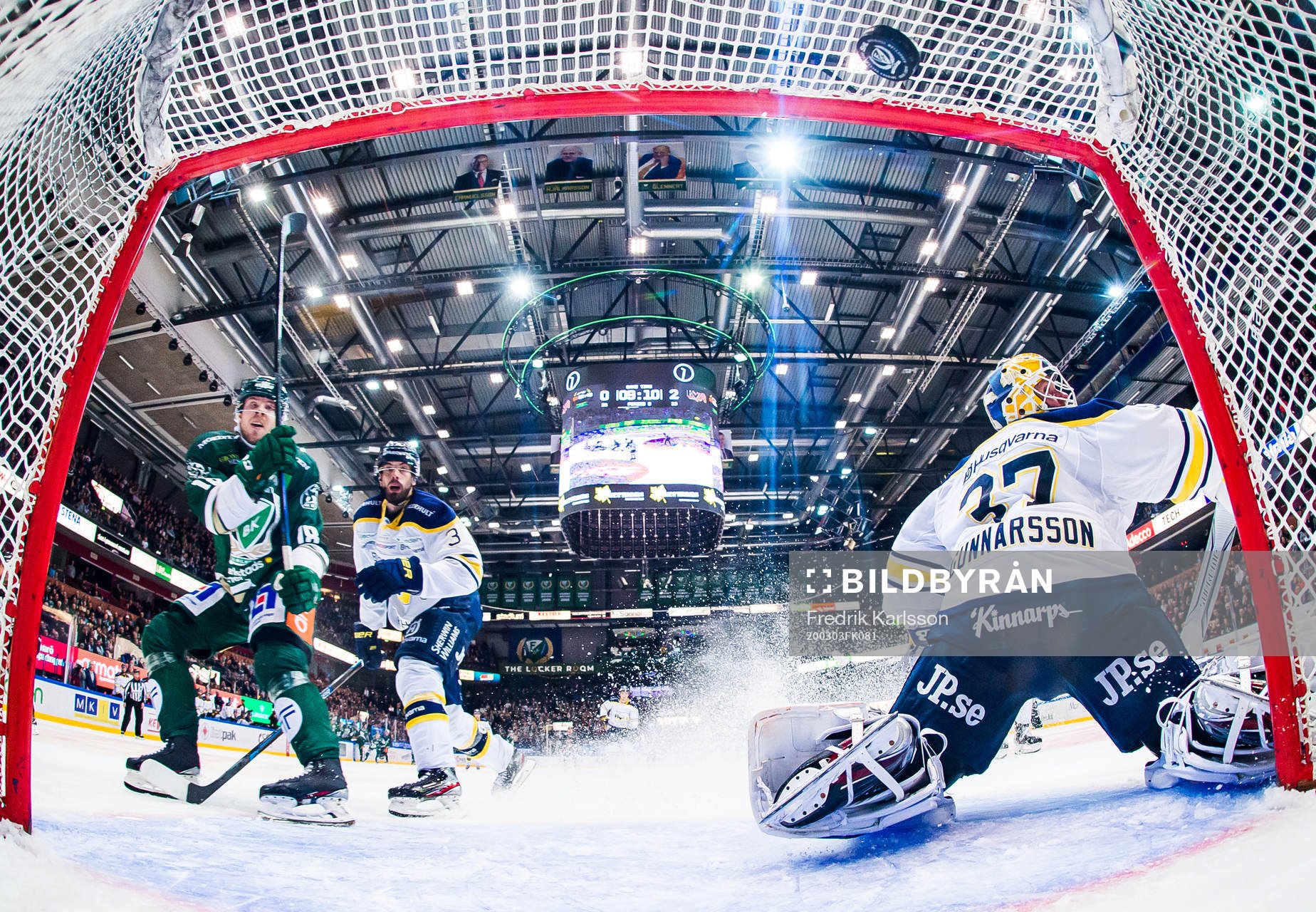 s målvakt Jonas Gunnarsson medans HV71:s Markus Lauridsen