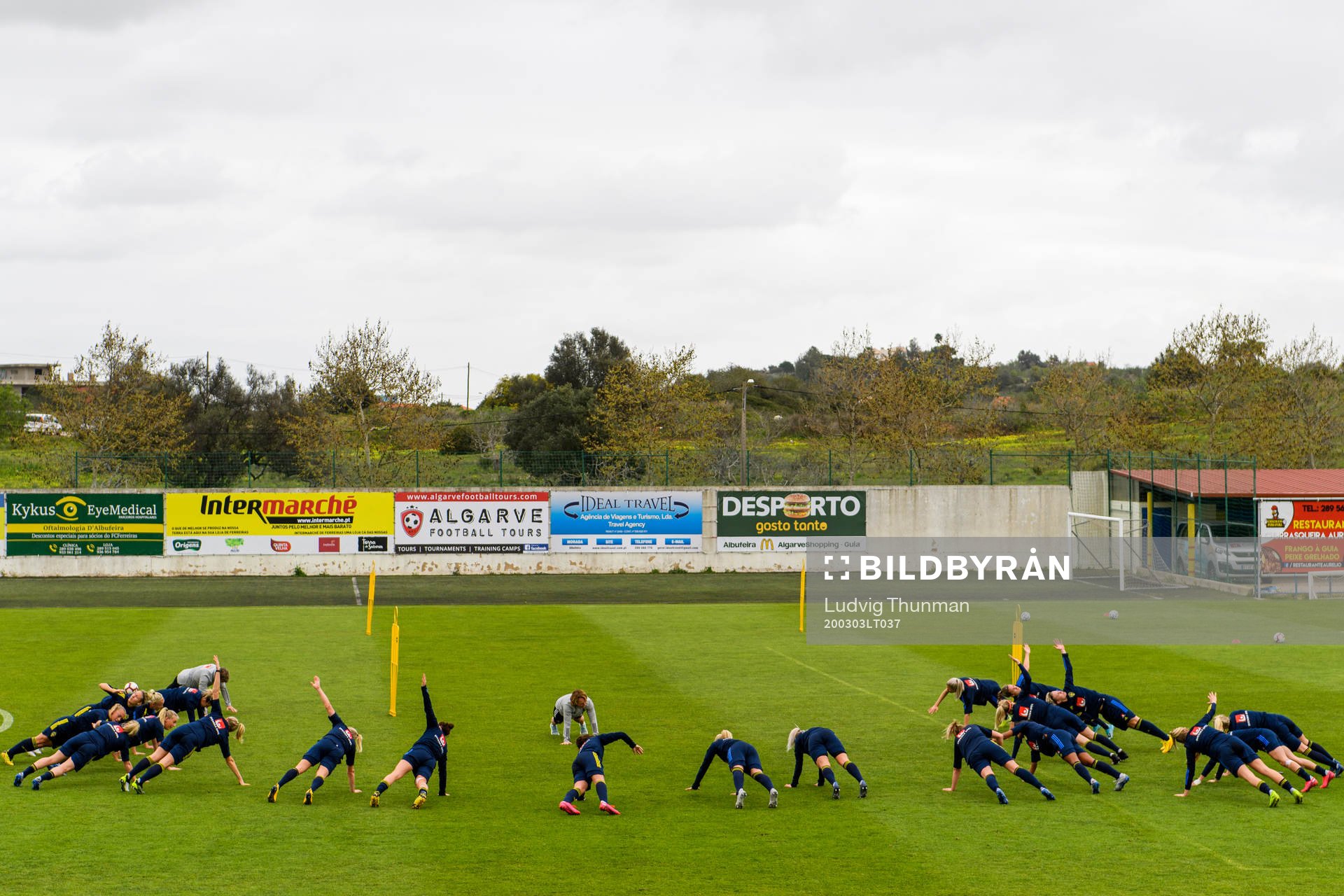 Players warm up
