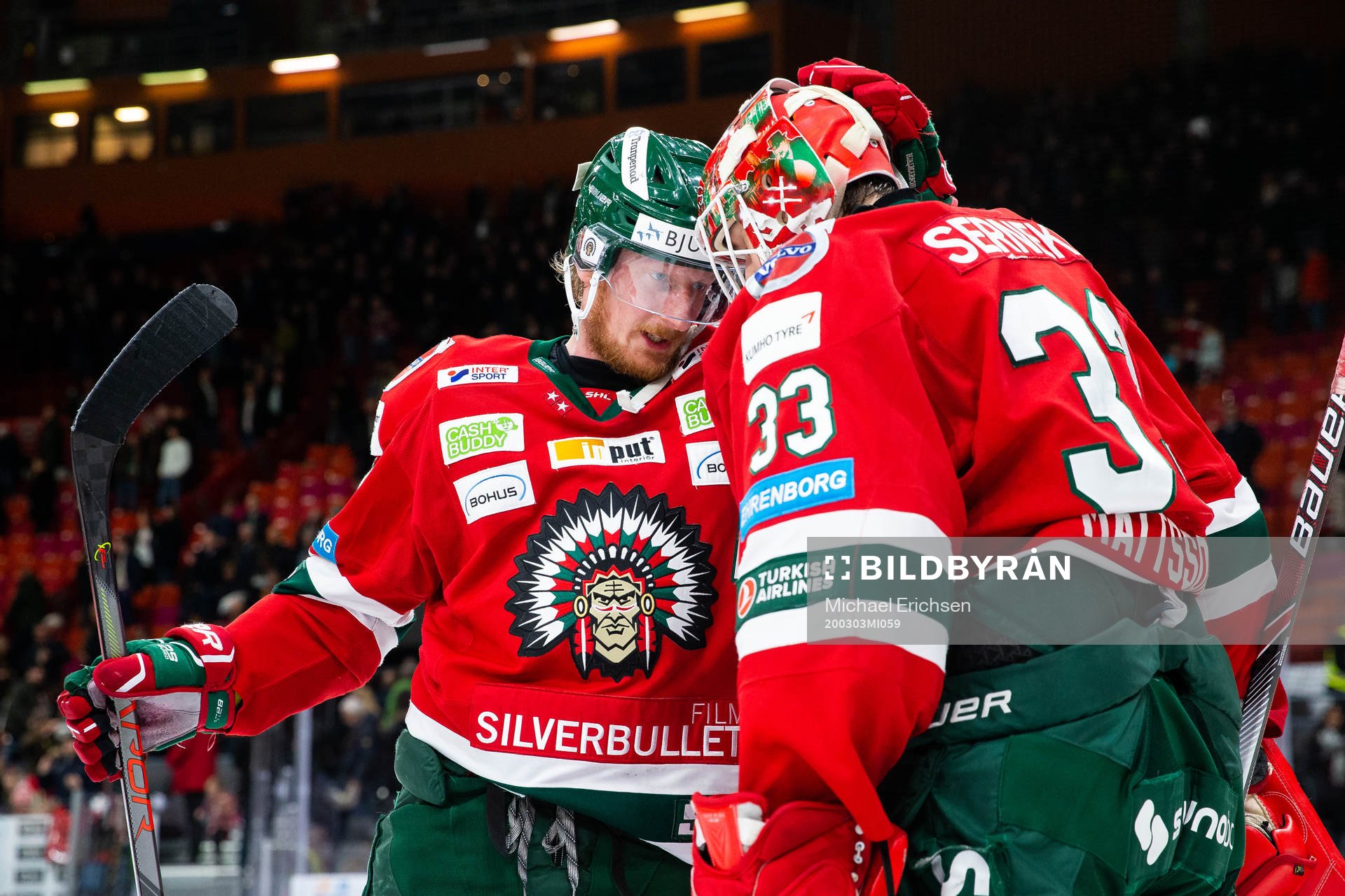 Frölundas Simon Hjalmarsson jublar ihop med målvakt Johan