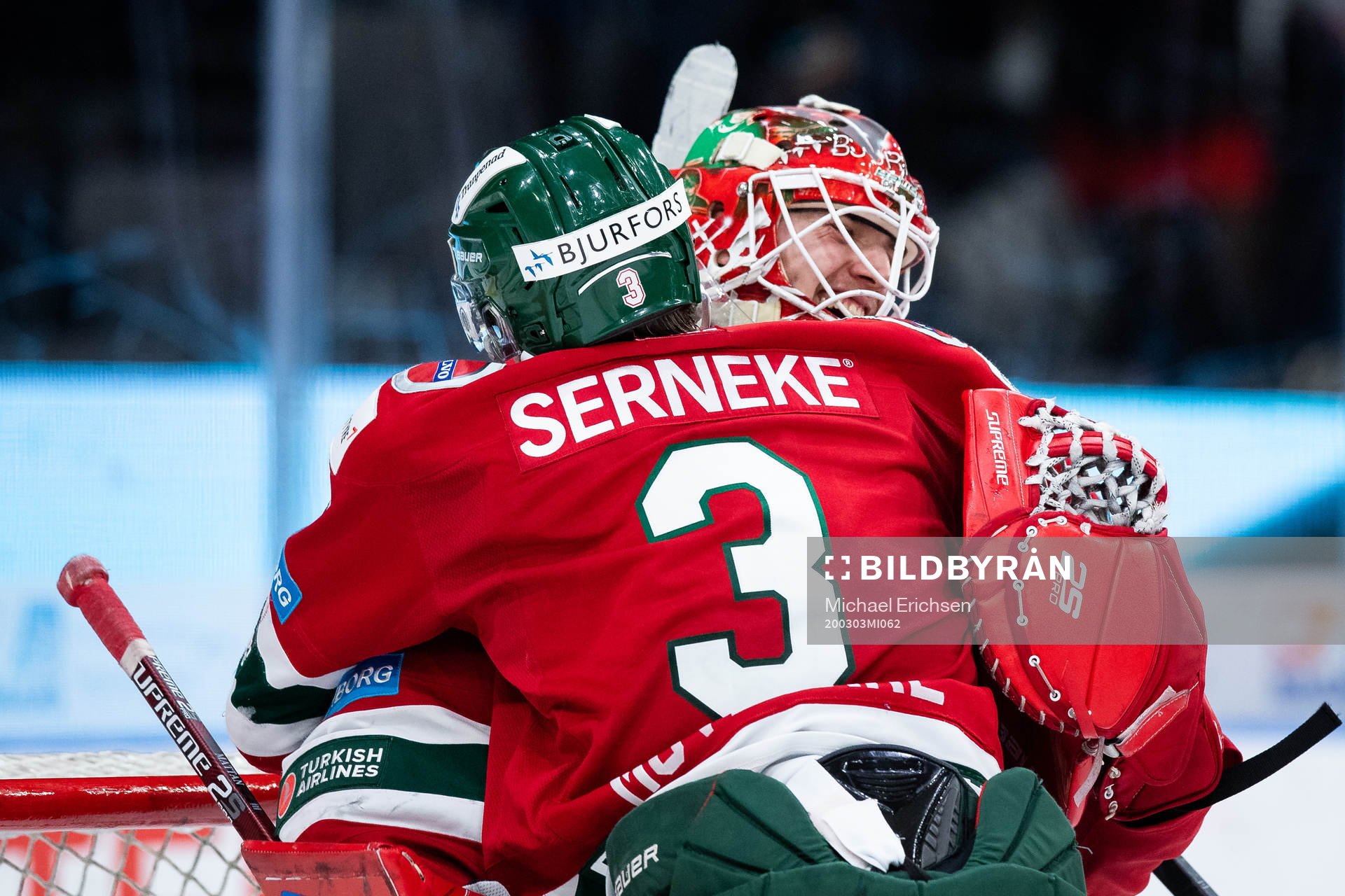 Frölundas Jacob Moverare jublar ihop med målvakt Johan