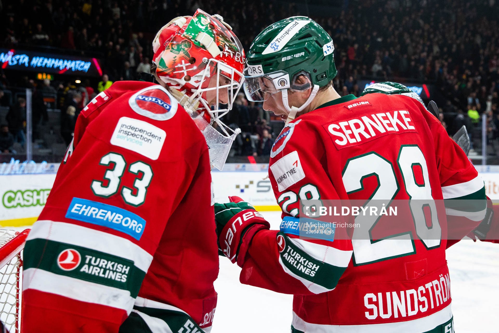 Frölundas målvakt Johan Mattsson jublar ihop med Johan