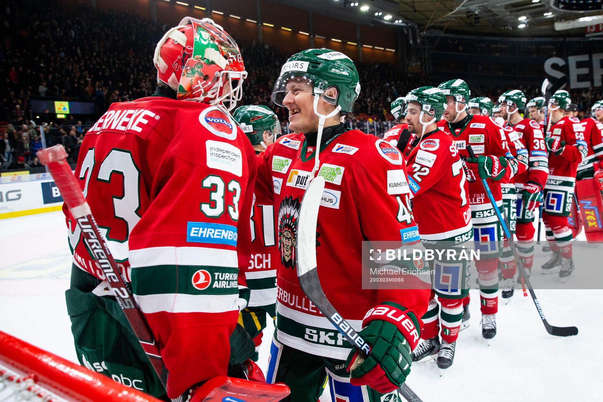 Frölundas målvakt Johan Mattsson jublar ihop med Rhett