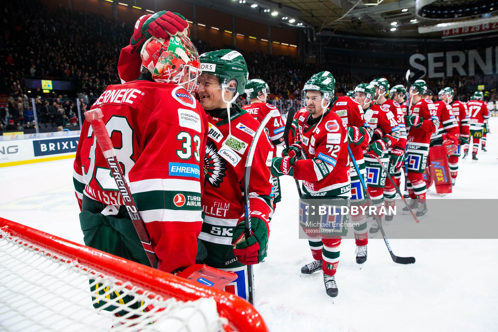 Frölundas målvakt Johan Mattsson jublar ihop med Rhett