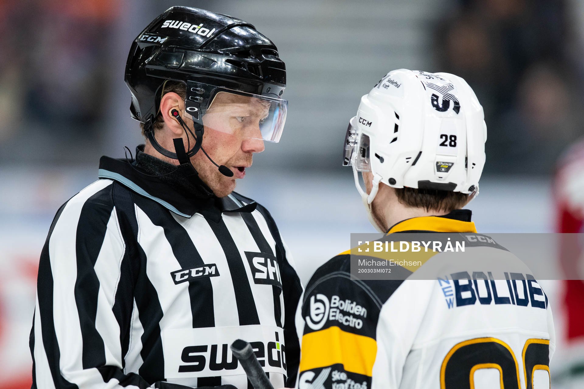 Linjedomare Henrik Pihlblad pratar med Skellefteås Jesper