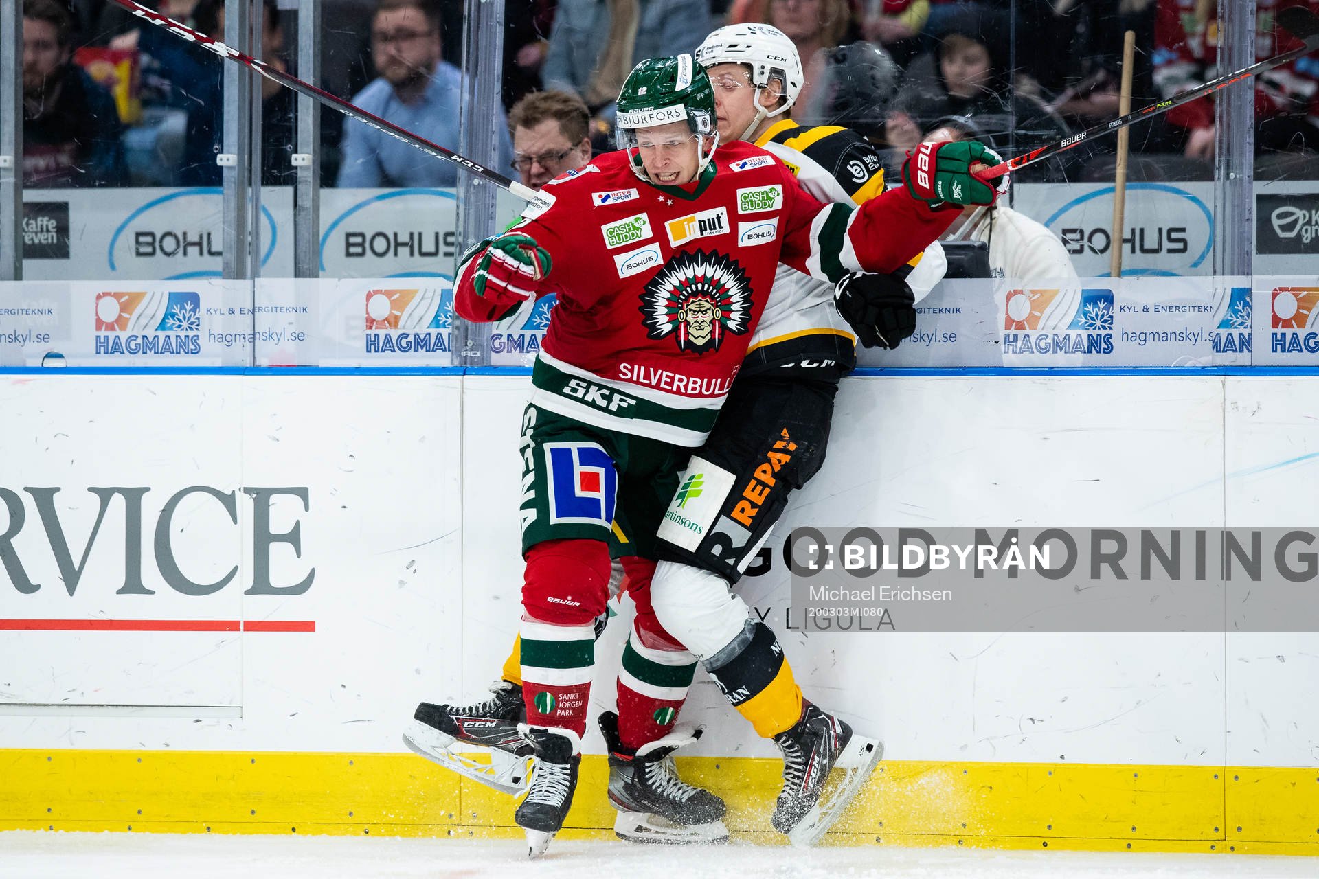 Frölundas Max Friberg tacklar Skellefteås Jacob Andersson