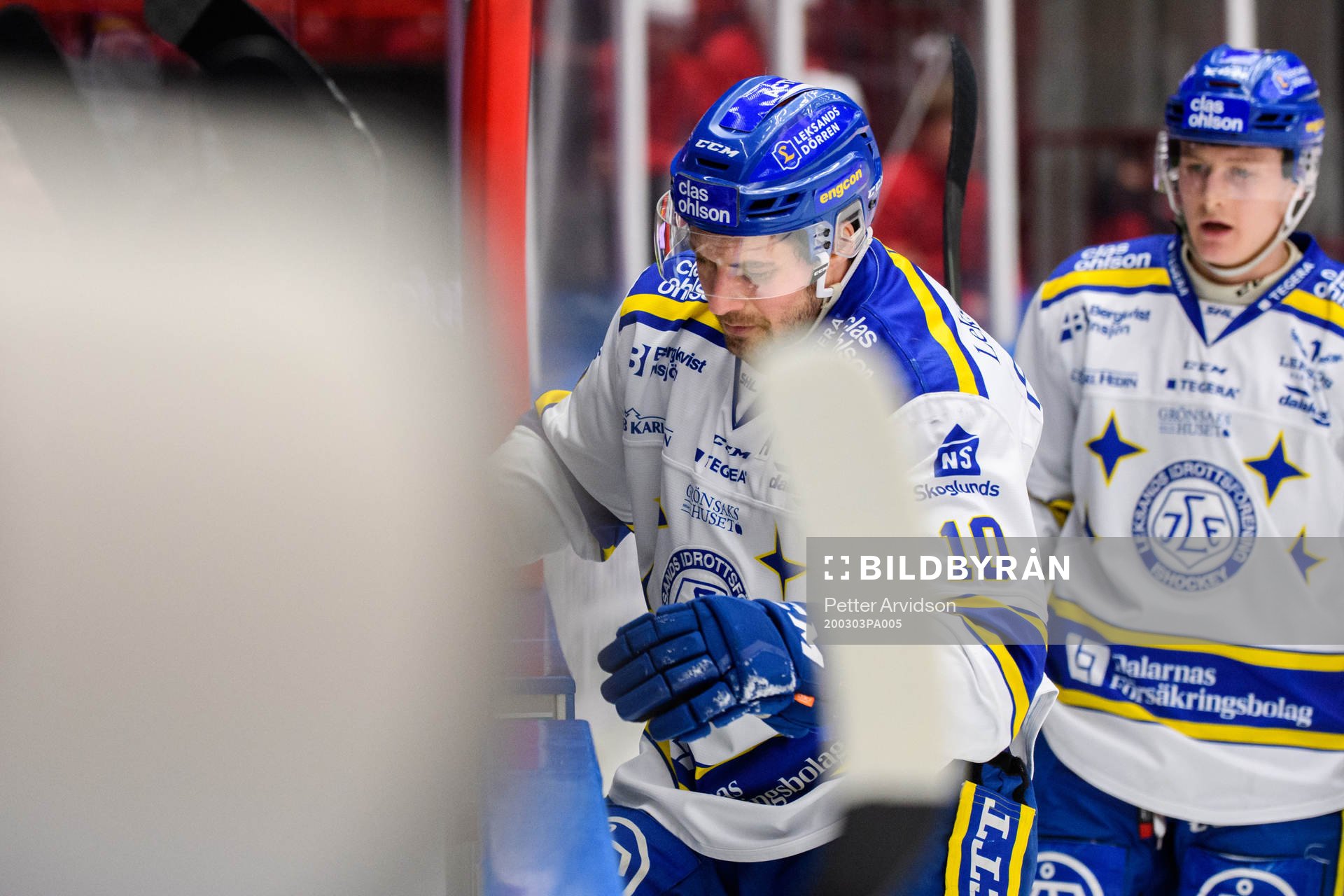 Leksands Johan Fransson lämnar isen skadad