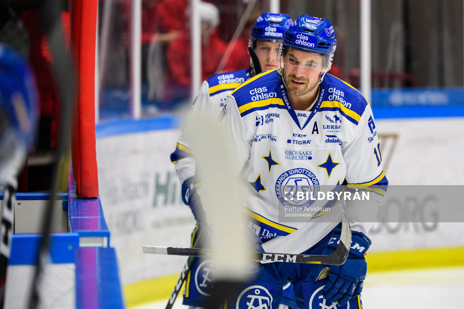 Leksands Johan Fransson lämnar isen skadad
