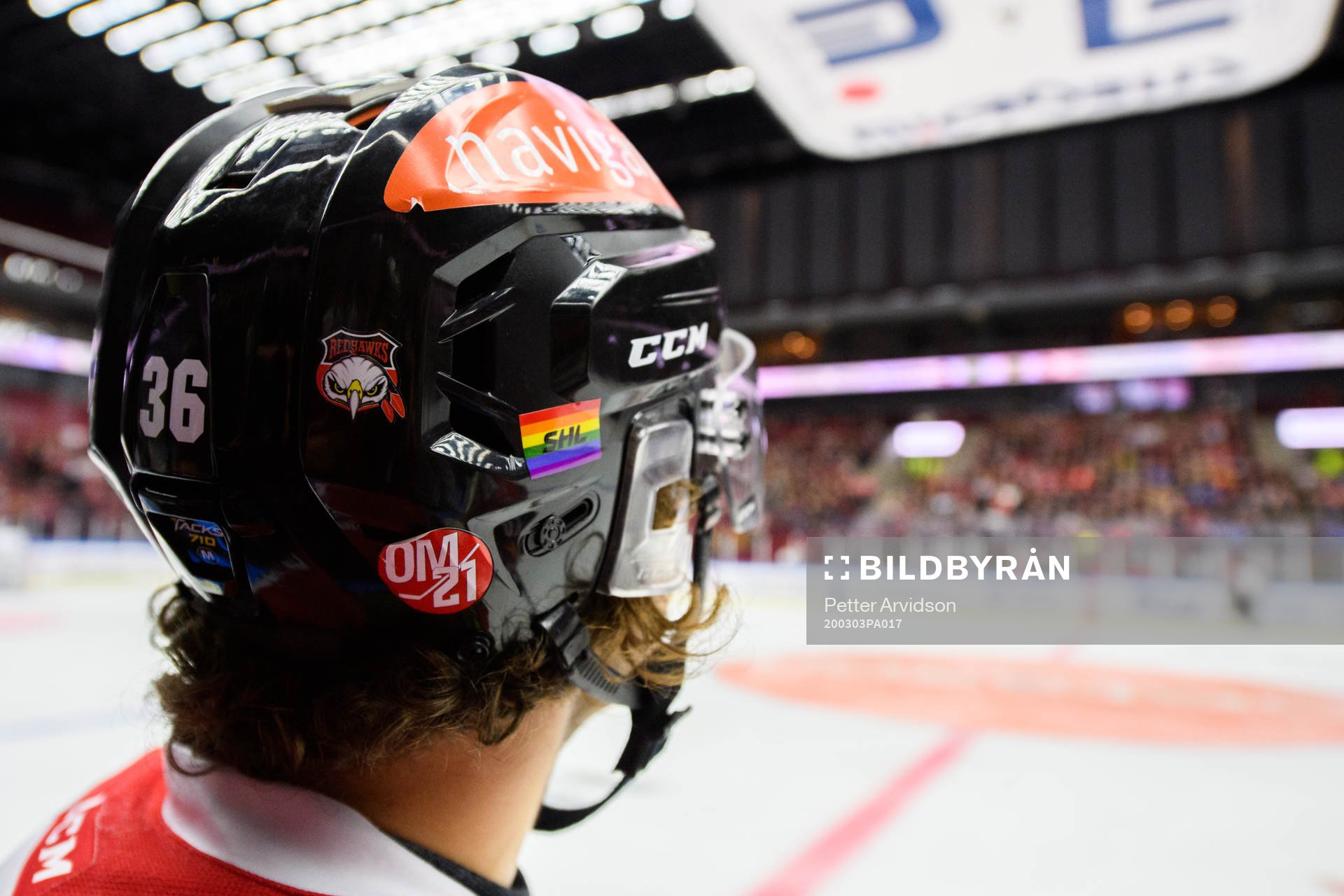 Malmö Redhawks med pride sticker från SHL på hjälmarna