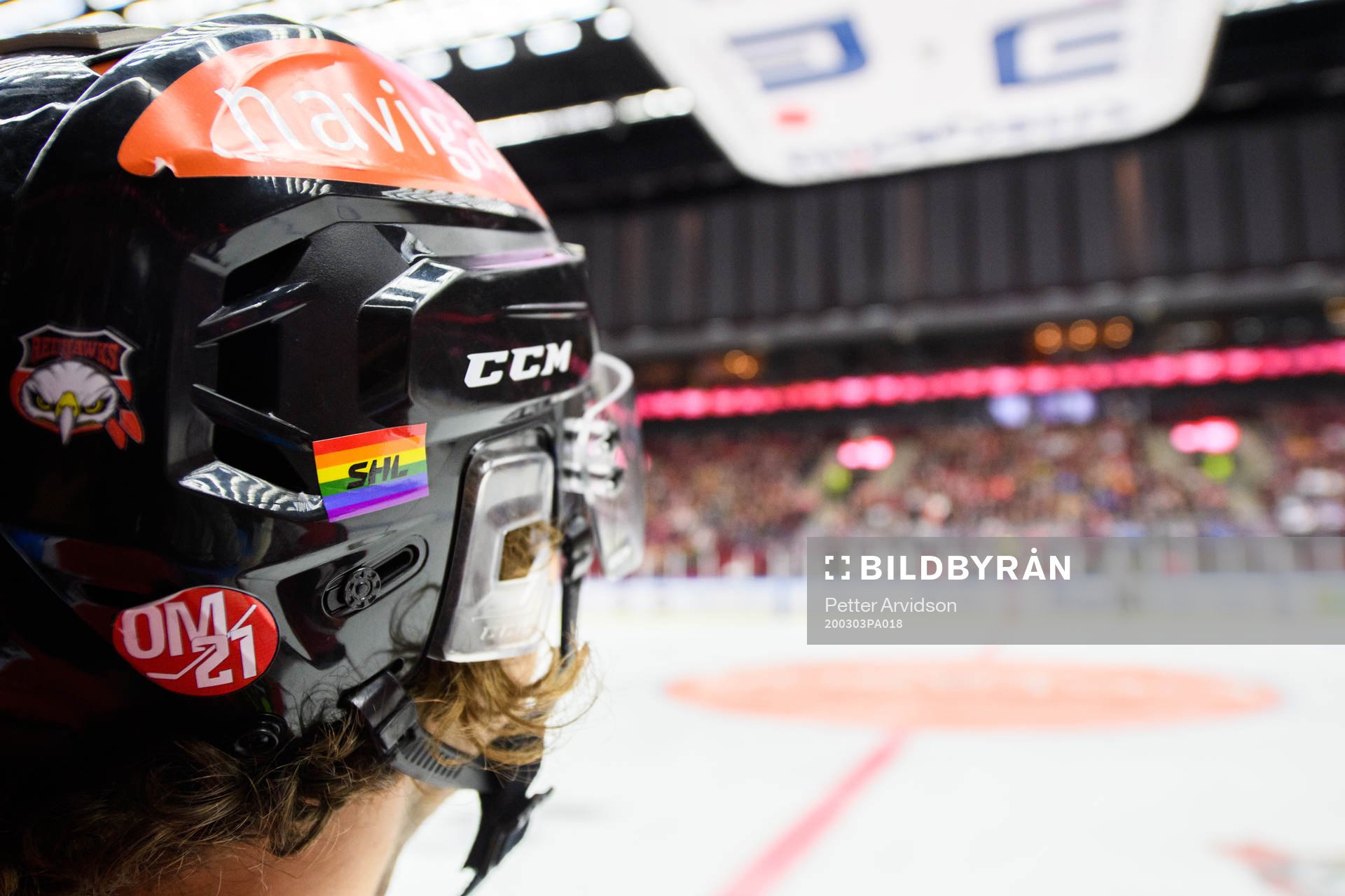 Malmö Redhawks med pride sticker från SHL på hjälmarna