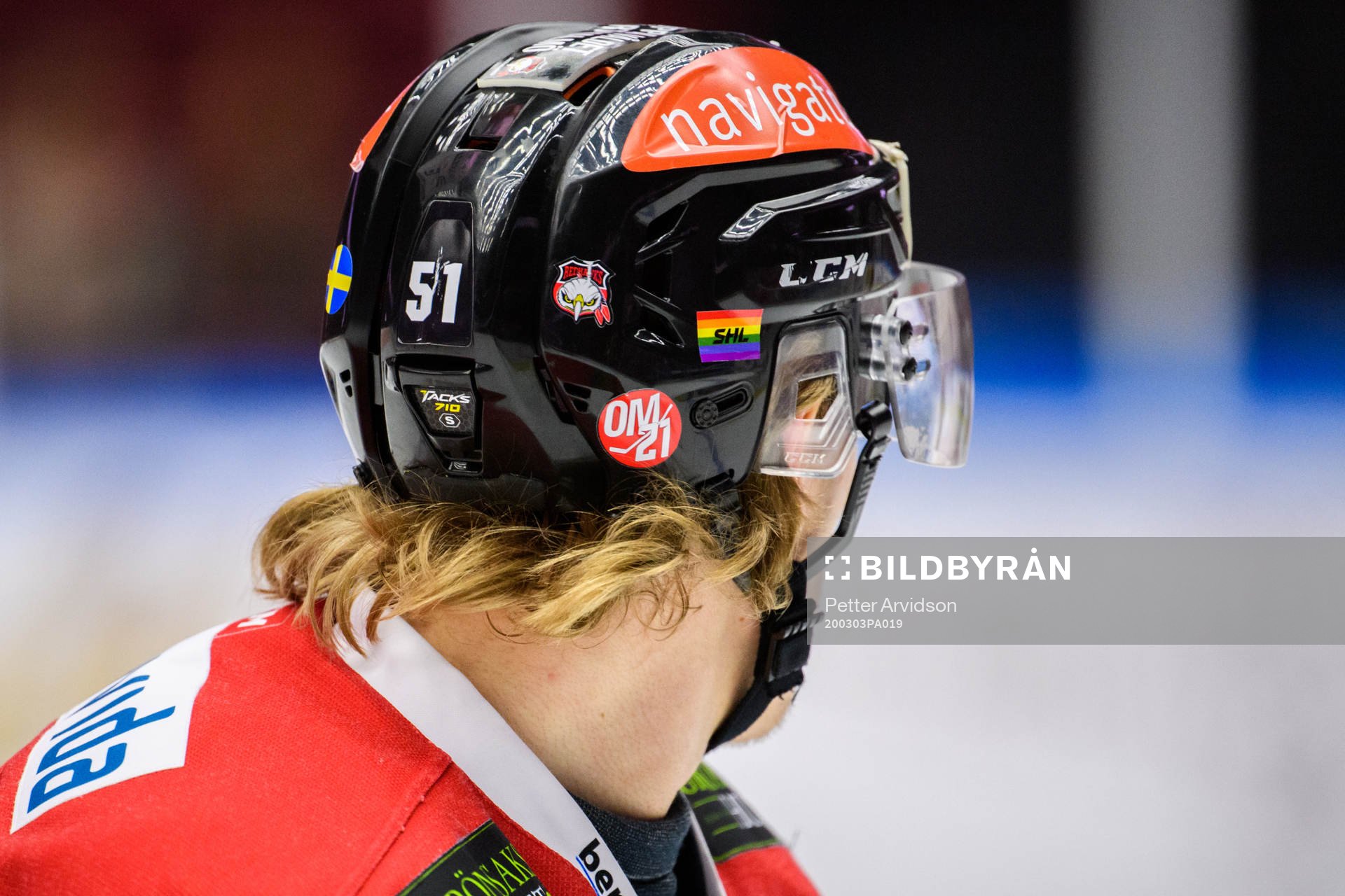 Malmö Redhawks med pride sticker från SHL på hjälmarna