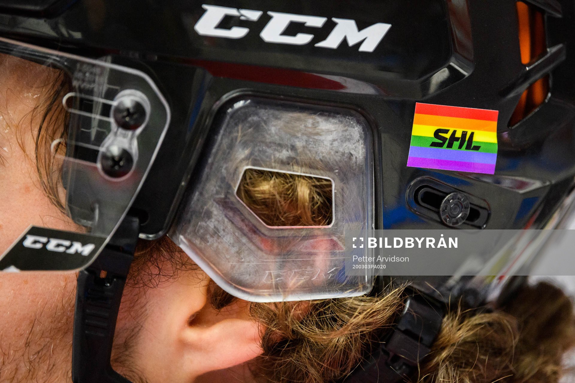 Malmö Redhawks med pride sticker från SHL på hjälmarna