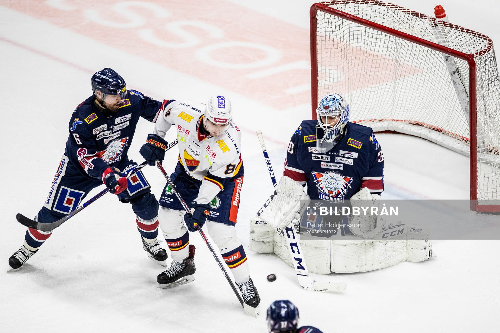 Linköpings Jonas Holös och målvakt Jacob Johansson mot