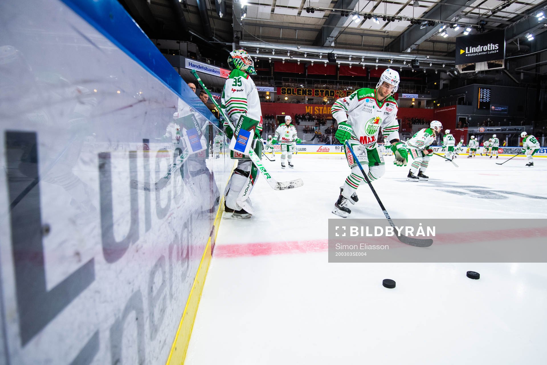 Rögles målvakt Roman Will och lagkamrater
