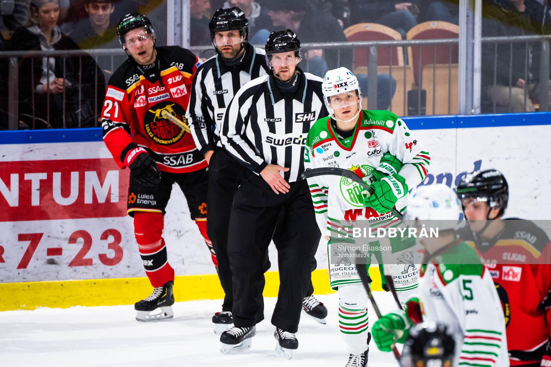 Rögles Daniel Bertov och Luleås Juhani Tyrväinen i gruff