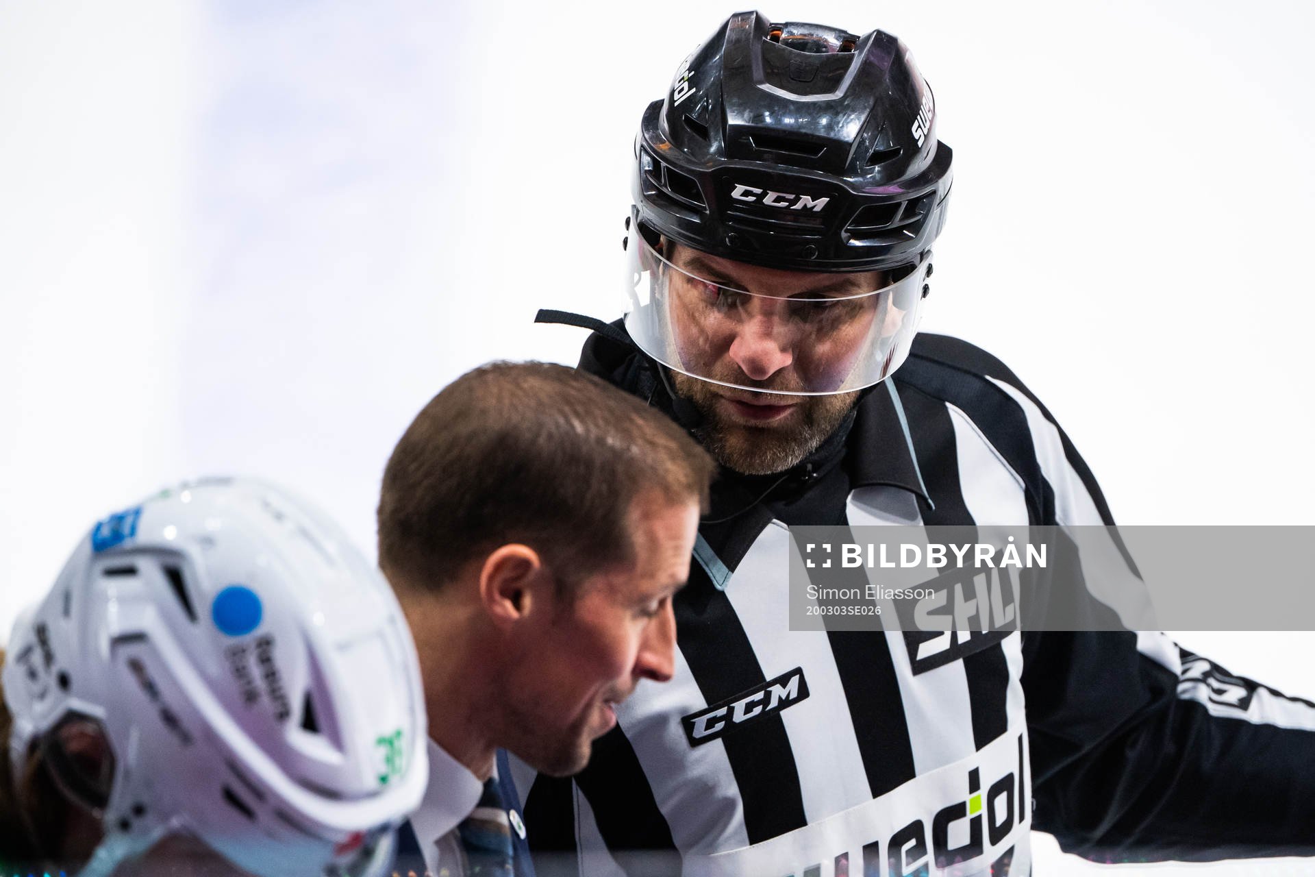 Linjedomare Emil Yletyinen och Rögles tränare Cam Abbott