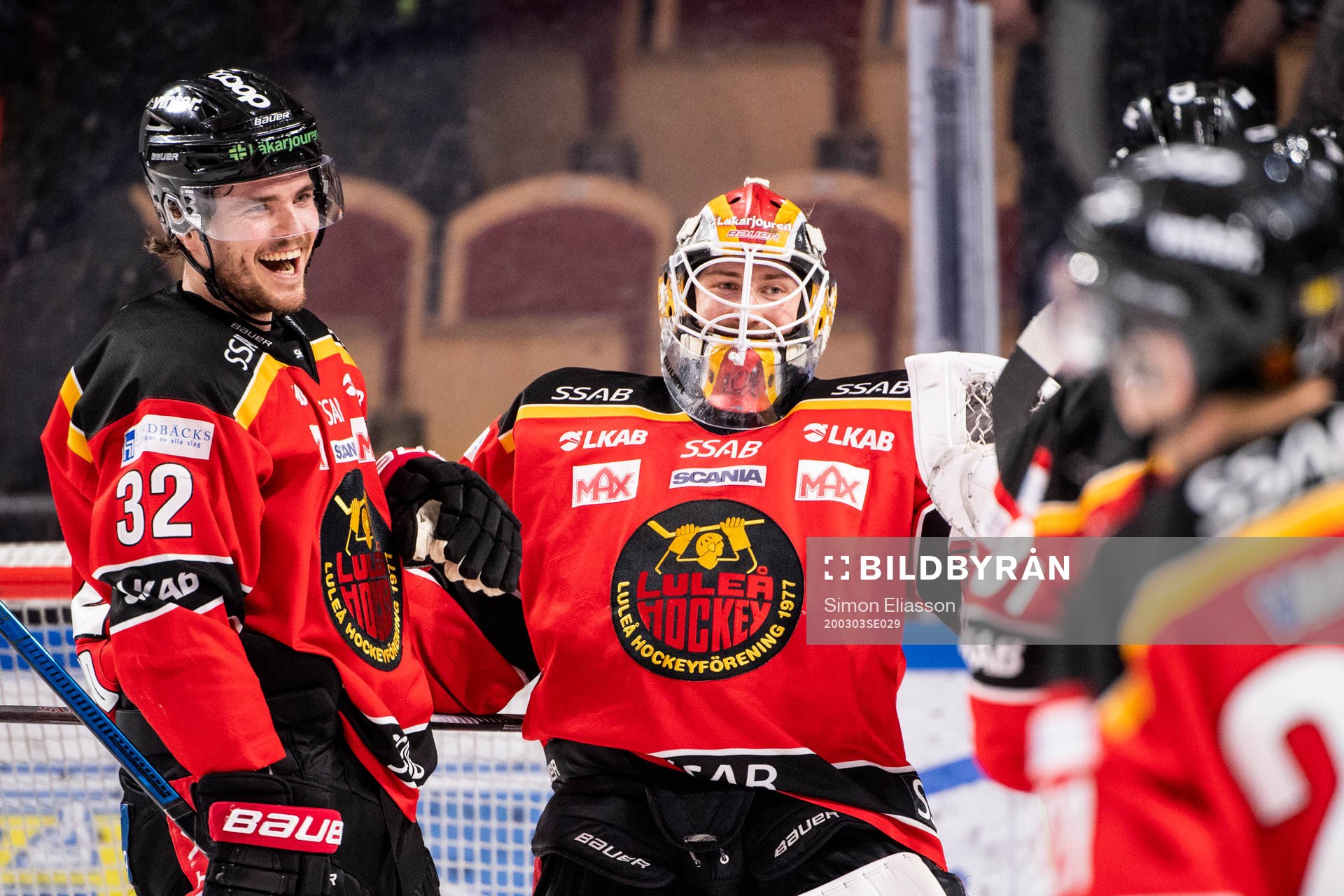 Luleås Oscar Engsund och målvakt Joel Lassinantti jublar