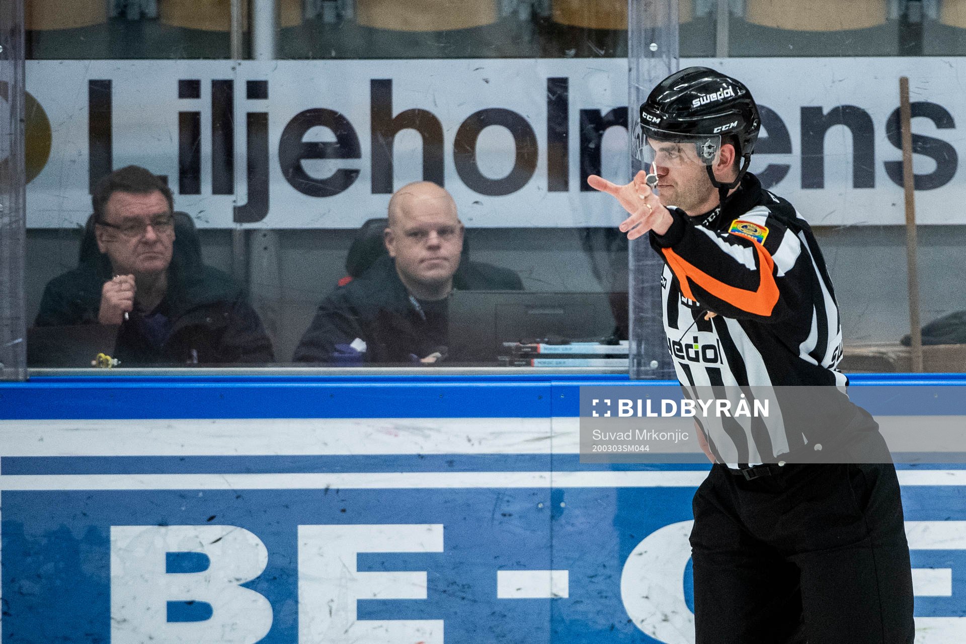 Domare Richard Magnusson signalerar för mål