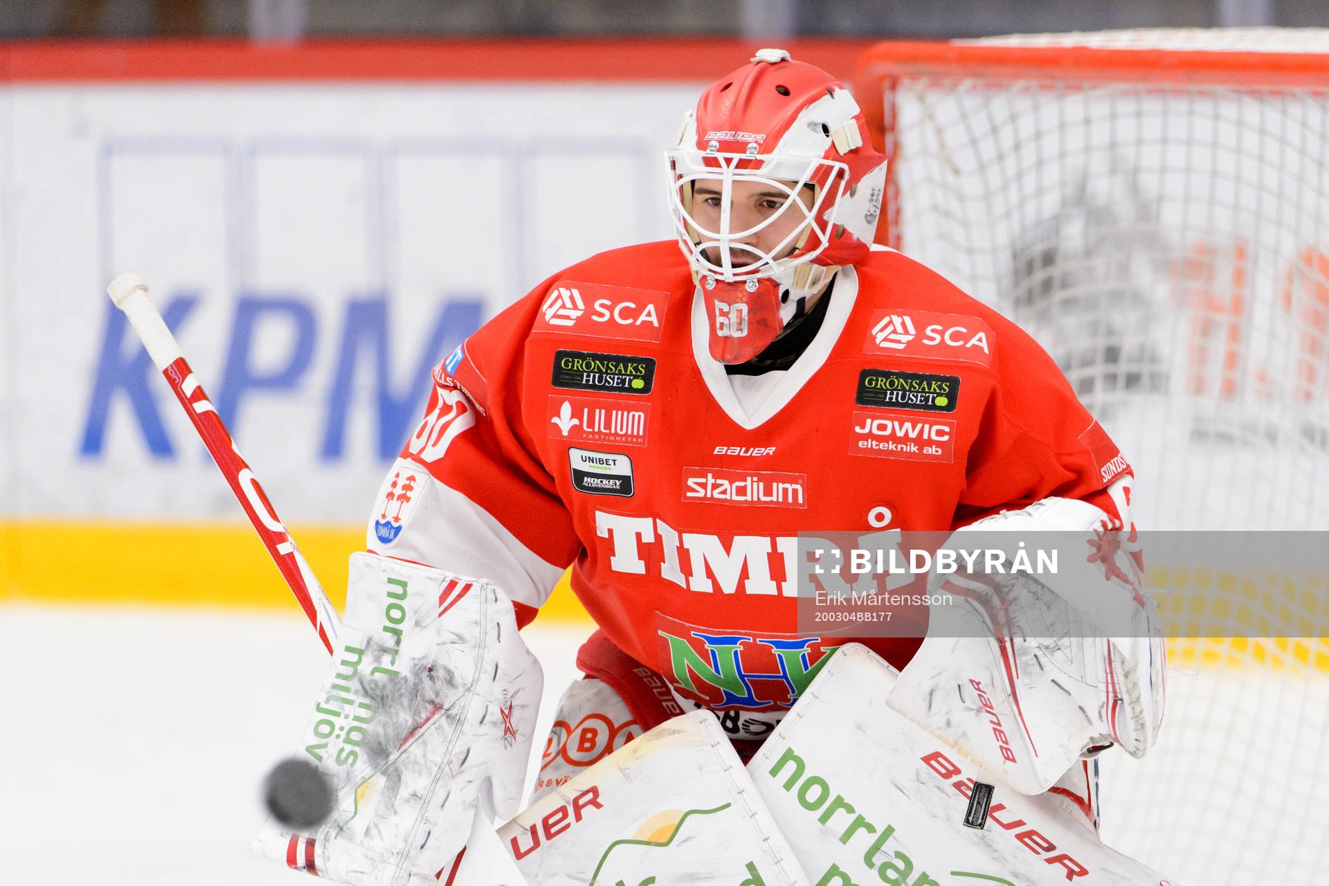 Timrås målvakt Adam Ohre värmer upp innan