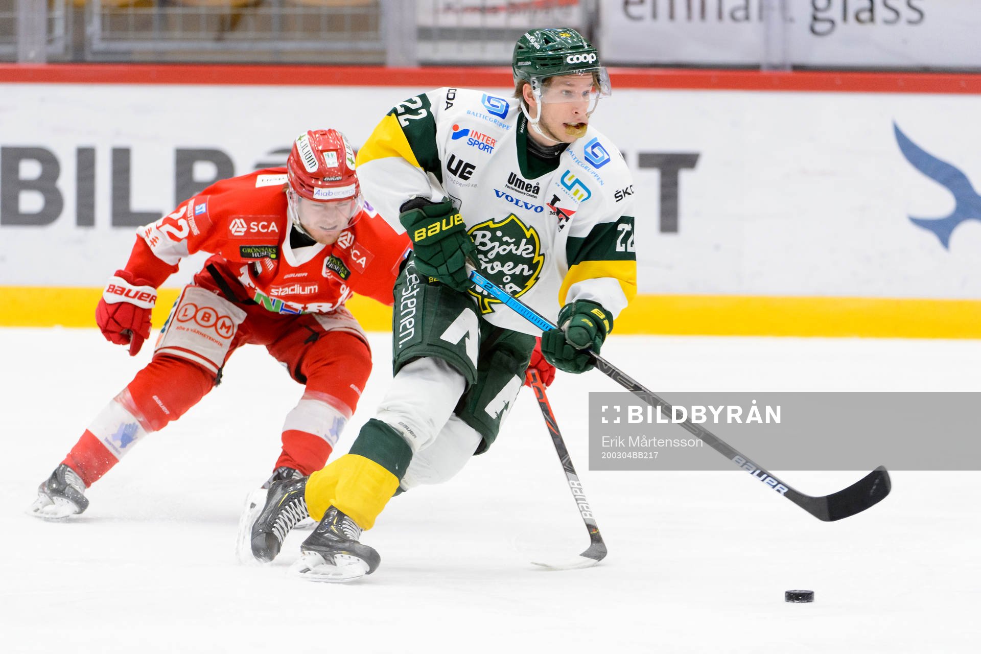 Timrås Emil Berglund och Björklövens Fredric Weigel