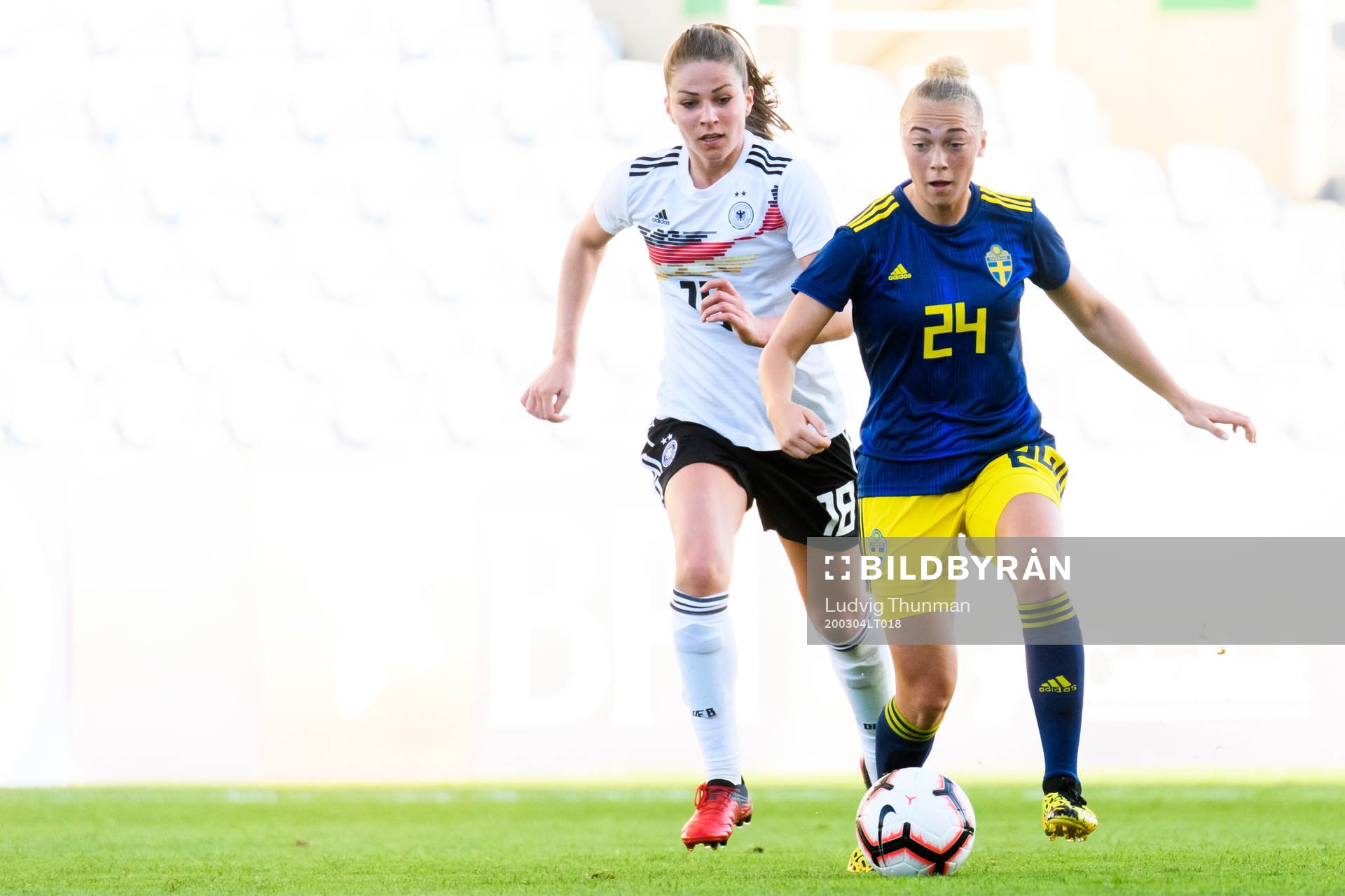 Melanie Leupolz of Germany and Hanna Bennison of Sweden