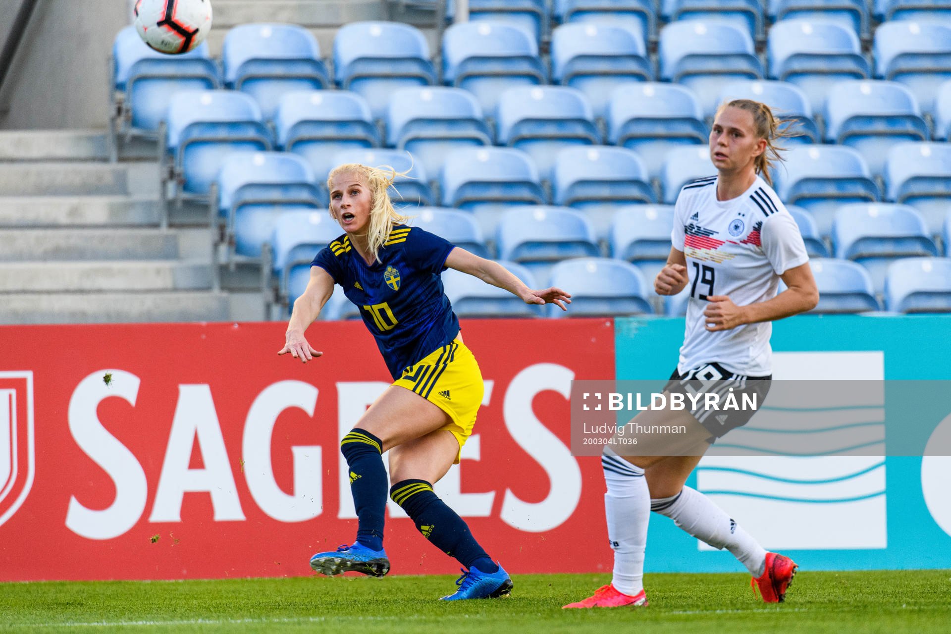Sofia Jakobsson of Sweden and Klara Bühl of Germany during the Algarve Cup match between Germany and Sweden on March 4, 2020 in Faro.