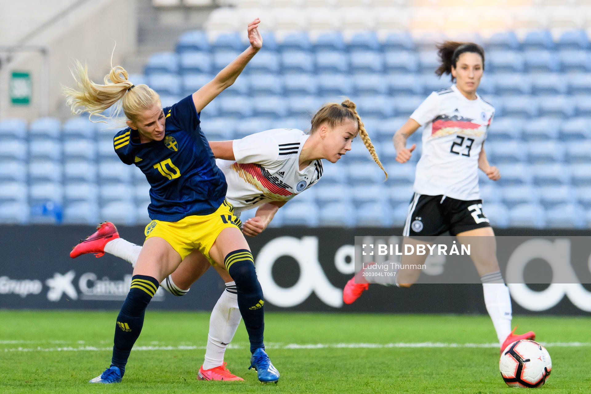 Sofia Jakobsson of Sweden in a situation with Giulia Gwinn