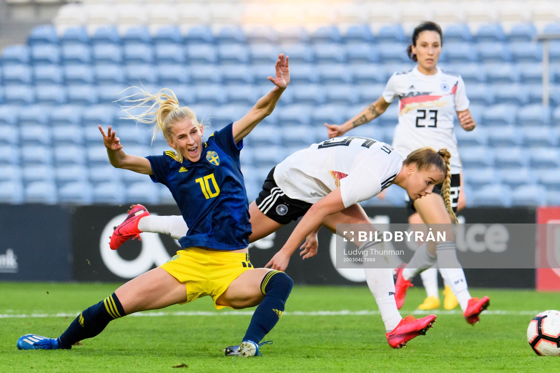 Sofia Jakobsson of Sweden in a situation with Giulia Gwinn of Germany during the Algarve Cup match between Germany and Sweden on March 4, 2020 in Faro.