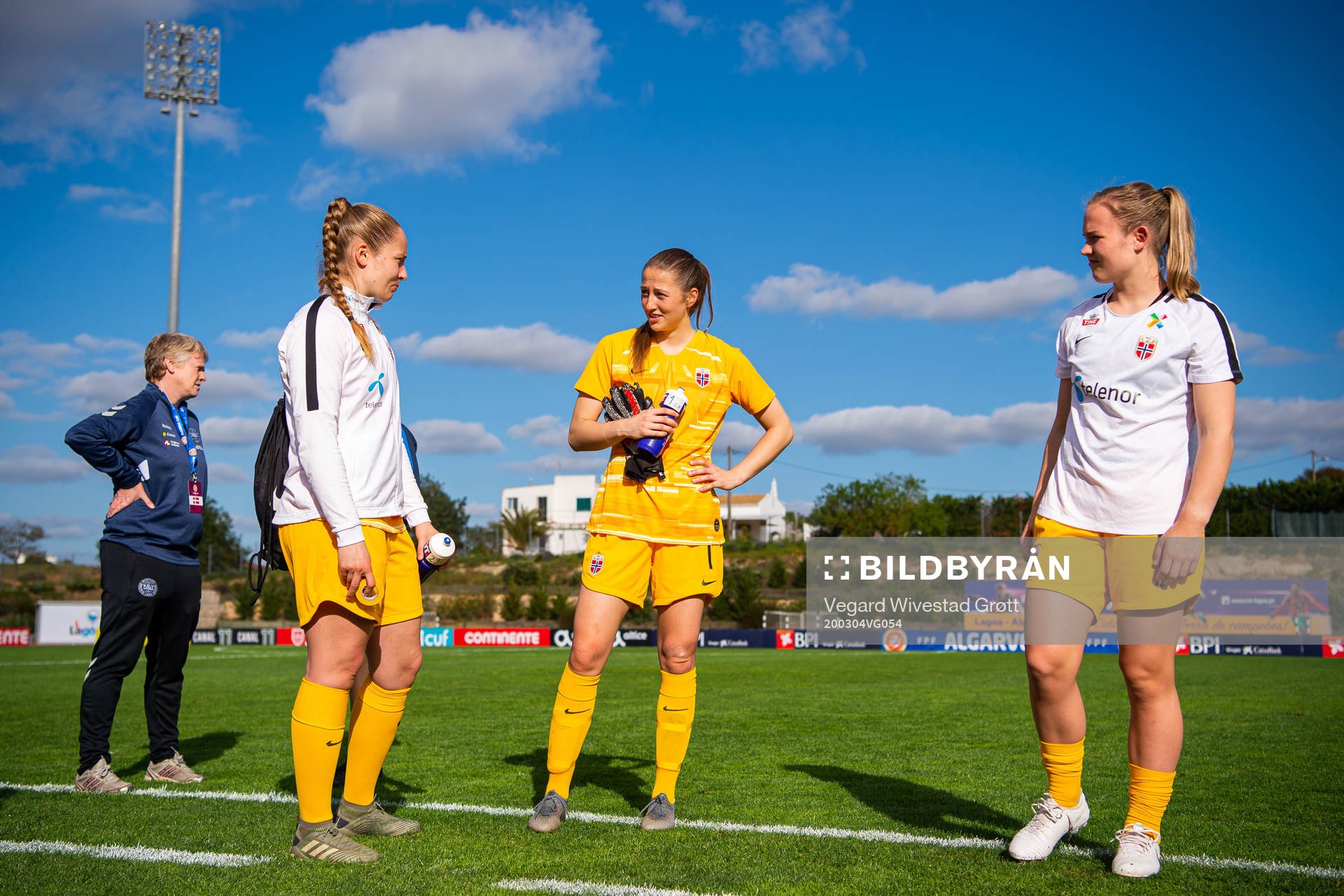 Goalkeepers Aurora Mikalsen, Cecilie Hauståker