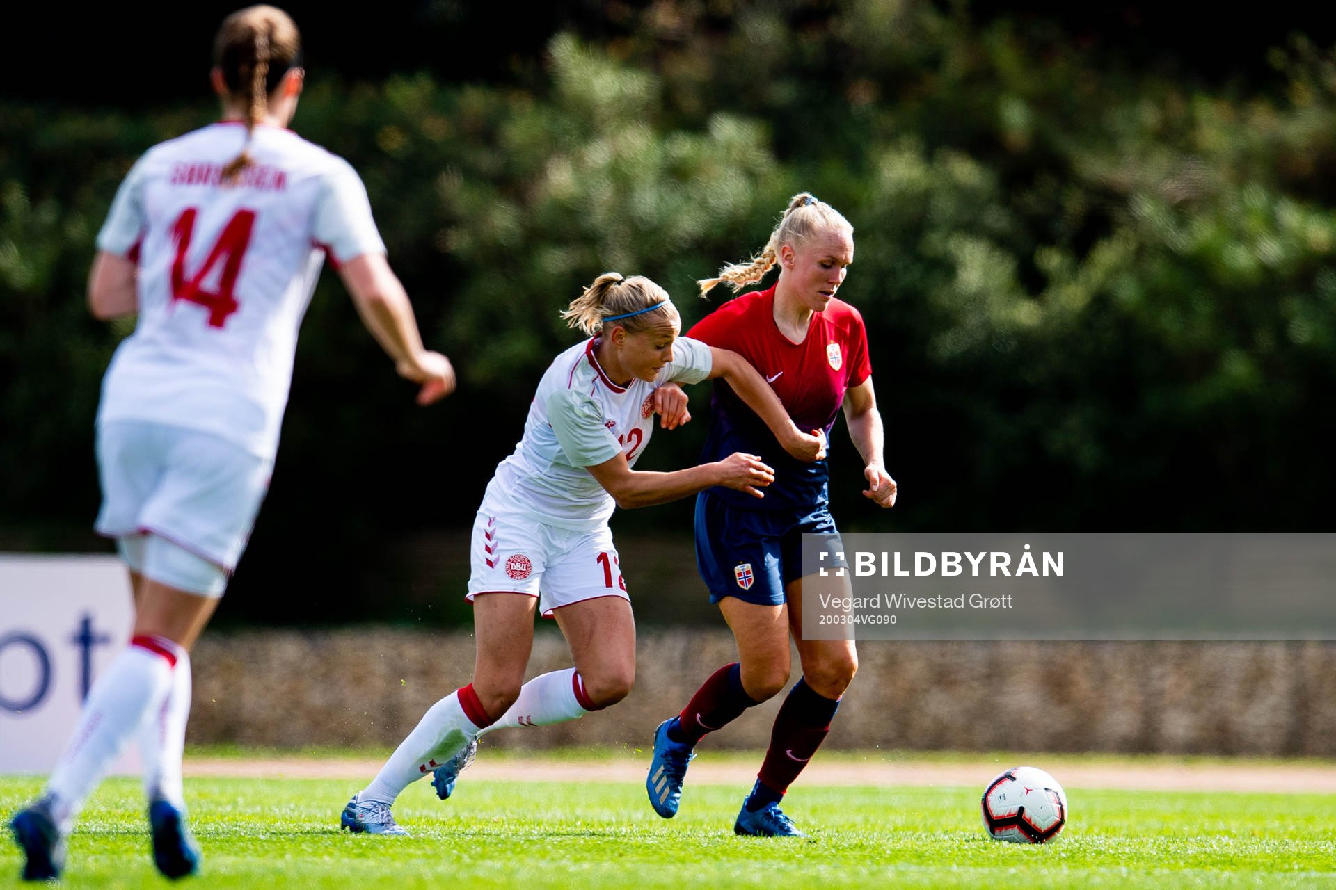 Stine Larsen of Denmark and Maria Thorisdottir of Norway