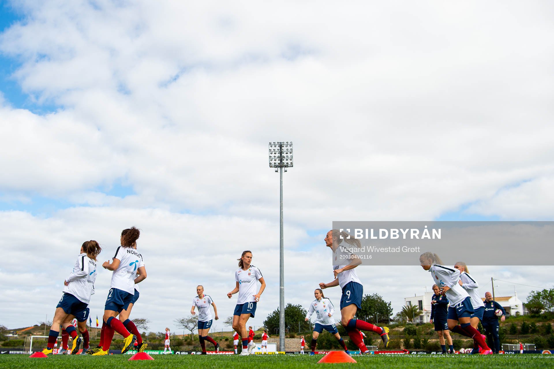 Caroline Graham Hansen, Anja Sønstevold and the players of