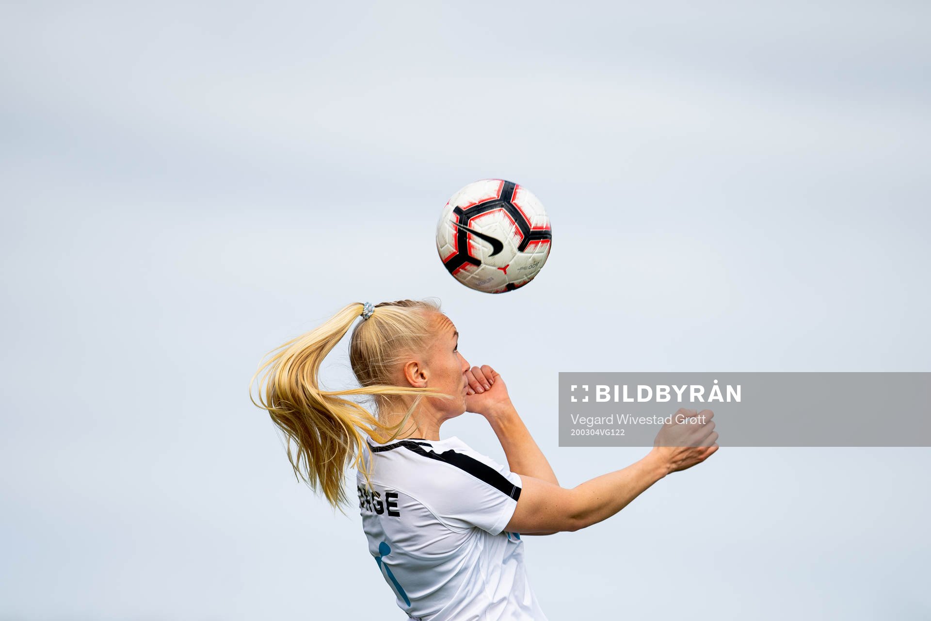 Maria Thorisdottir of Norway warms up