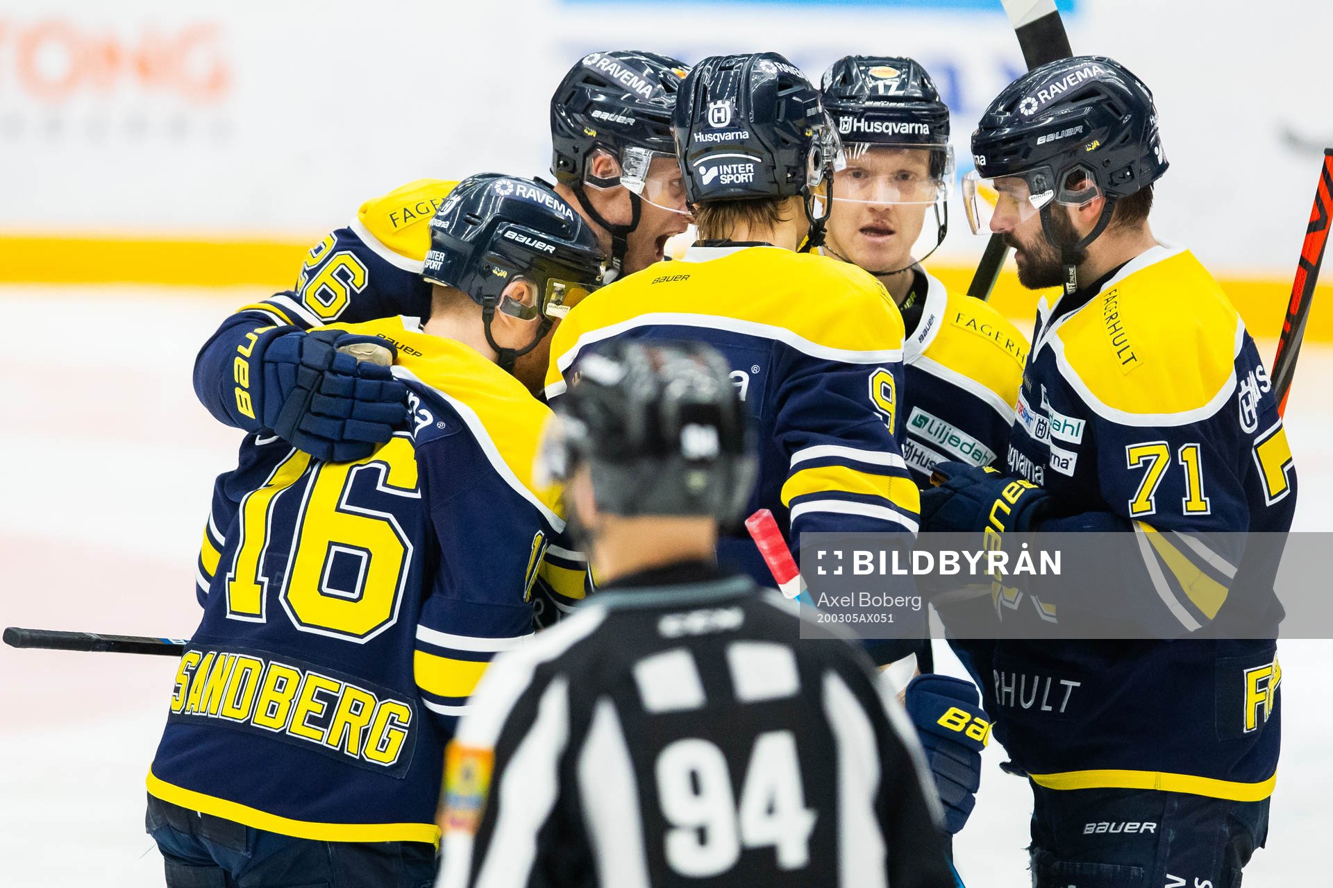 s Emil Johansson jublar med lagkamrater