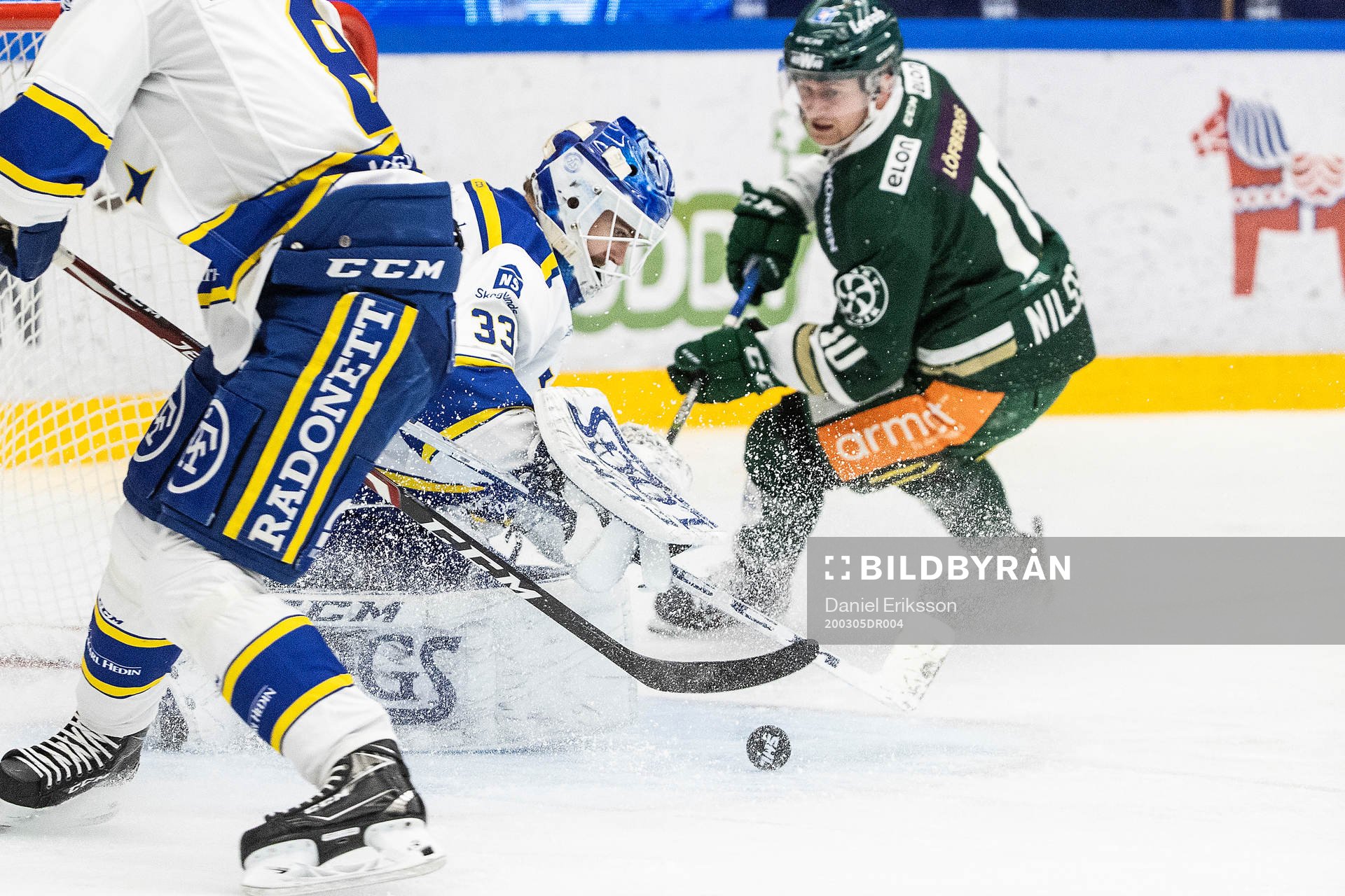 Leksands målvakt Axel Brage med en räddning