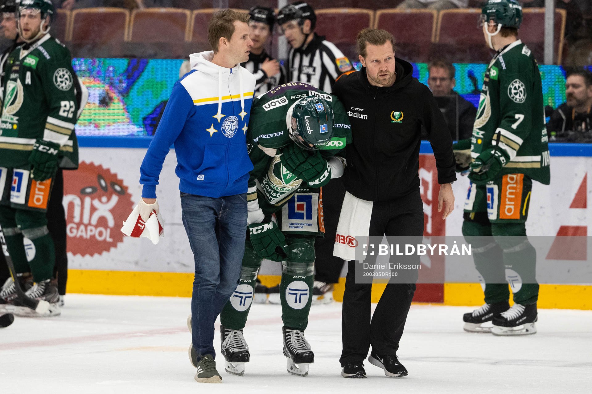 Färjestads Vojtech Mozik skadad och får hjälp av isen av