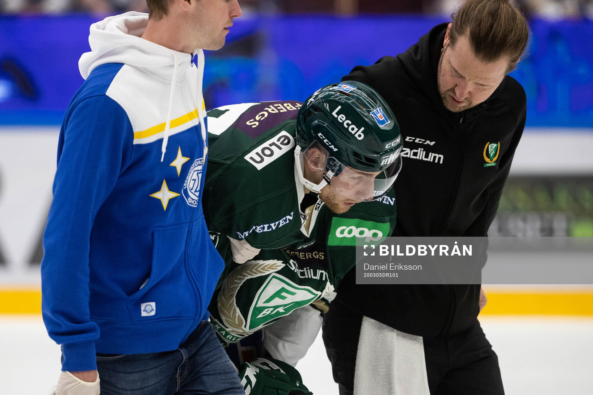 Färjestads Vojtech Mozik skadad och får hjälp av isen av