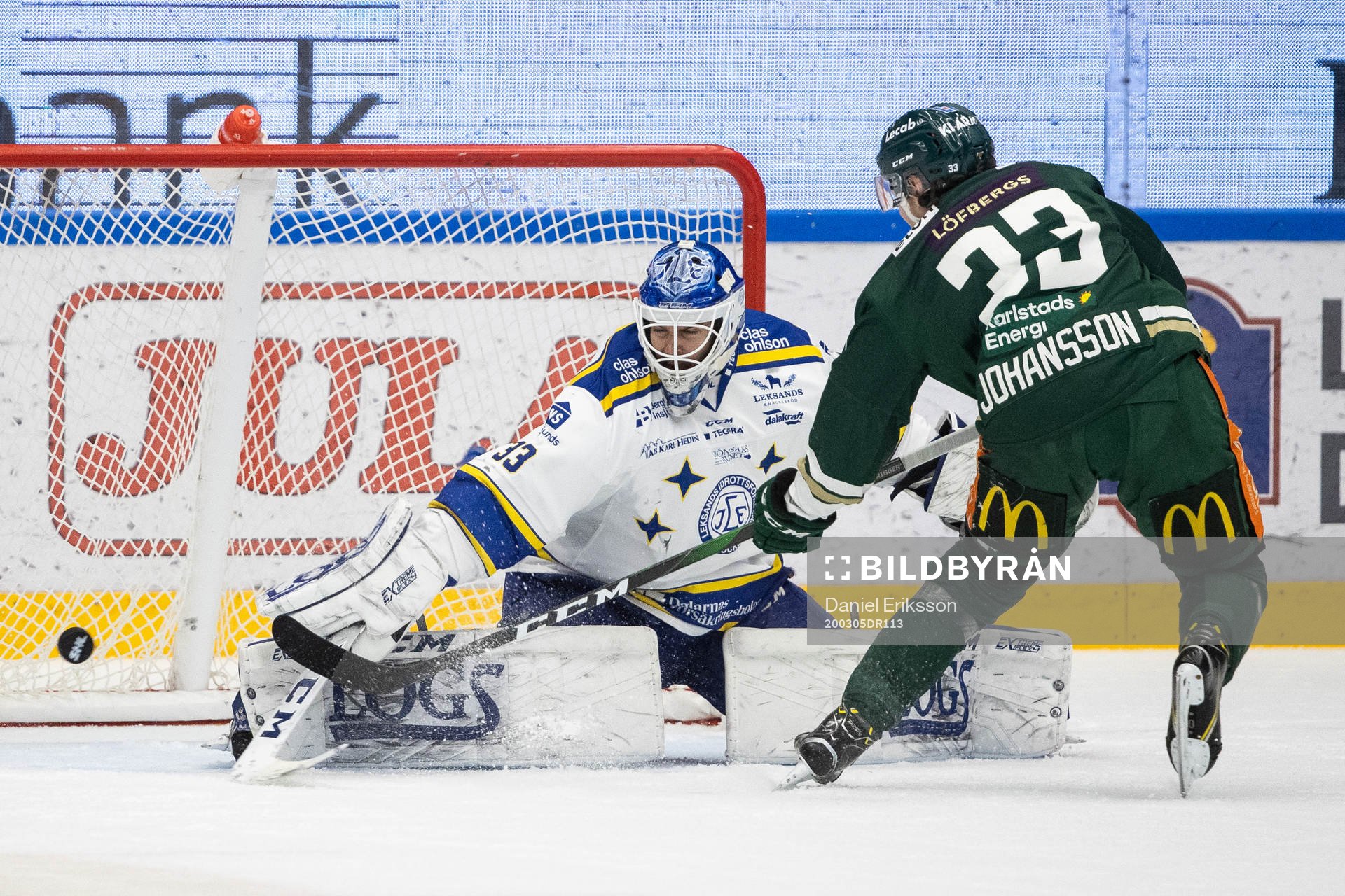 Leksands målvakt Axel Brage räddar straff från