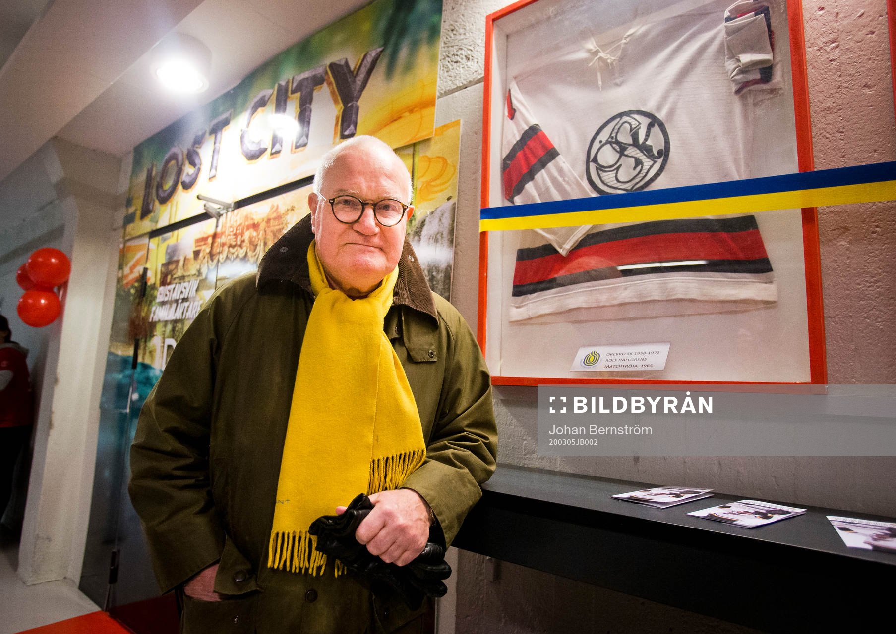 Porträtt på f.d. hockeyspelaren Rolf Hallgren framför