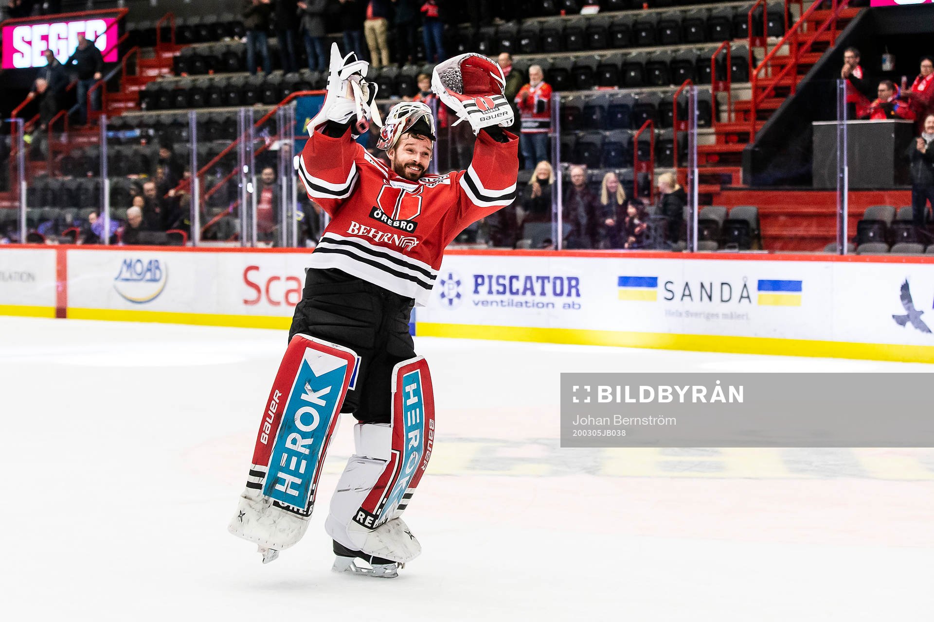 Örebros målvakt Dominik Furch jublar