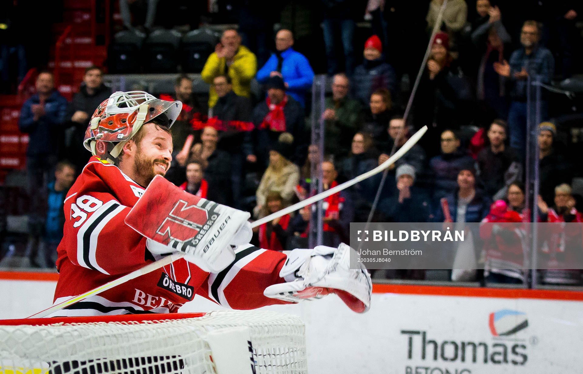 Örebros målvakt Dominik Furch jublar